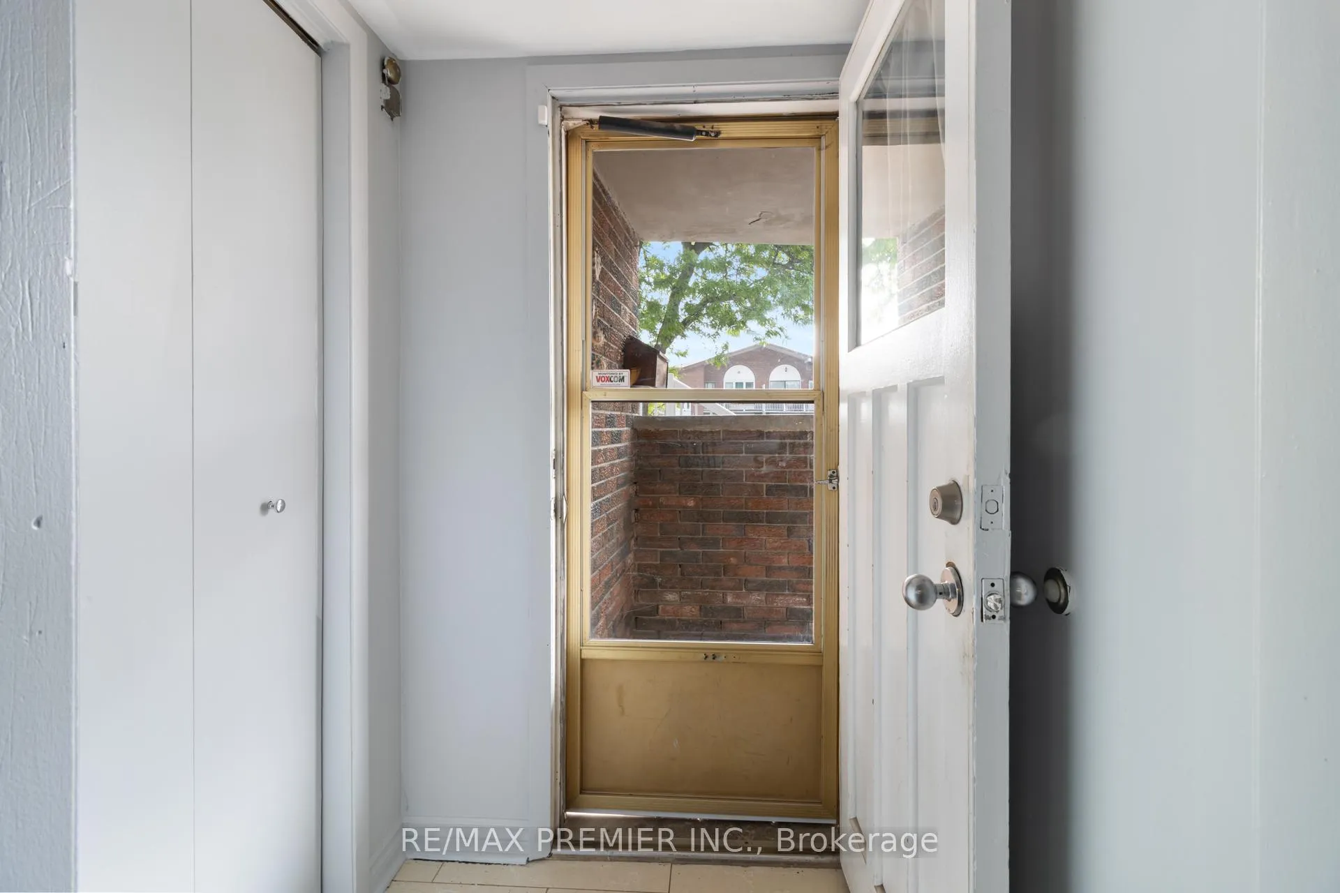Photo 5 of 7872 Martin Grove Road, Vaughan, West Woodbridge — HOMEH