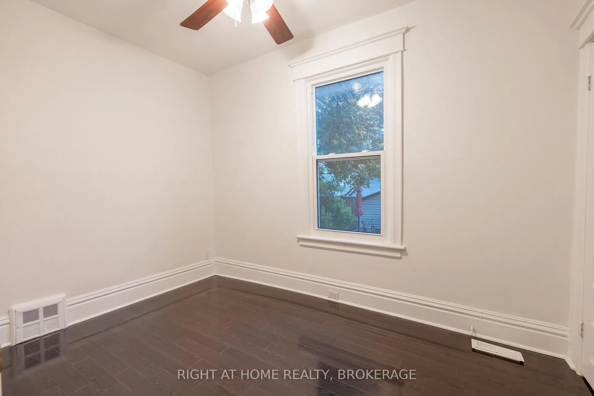 Photo 3 of 6 32nd Street E, Hamilton, Rural Flamborough — HOMEH