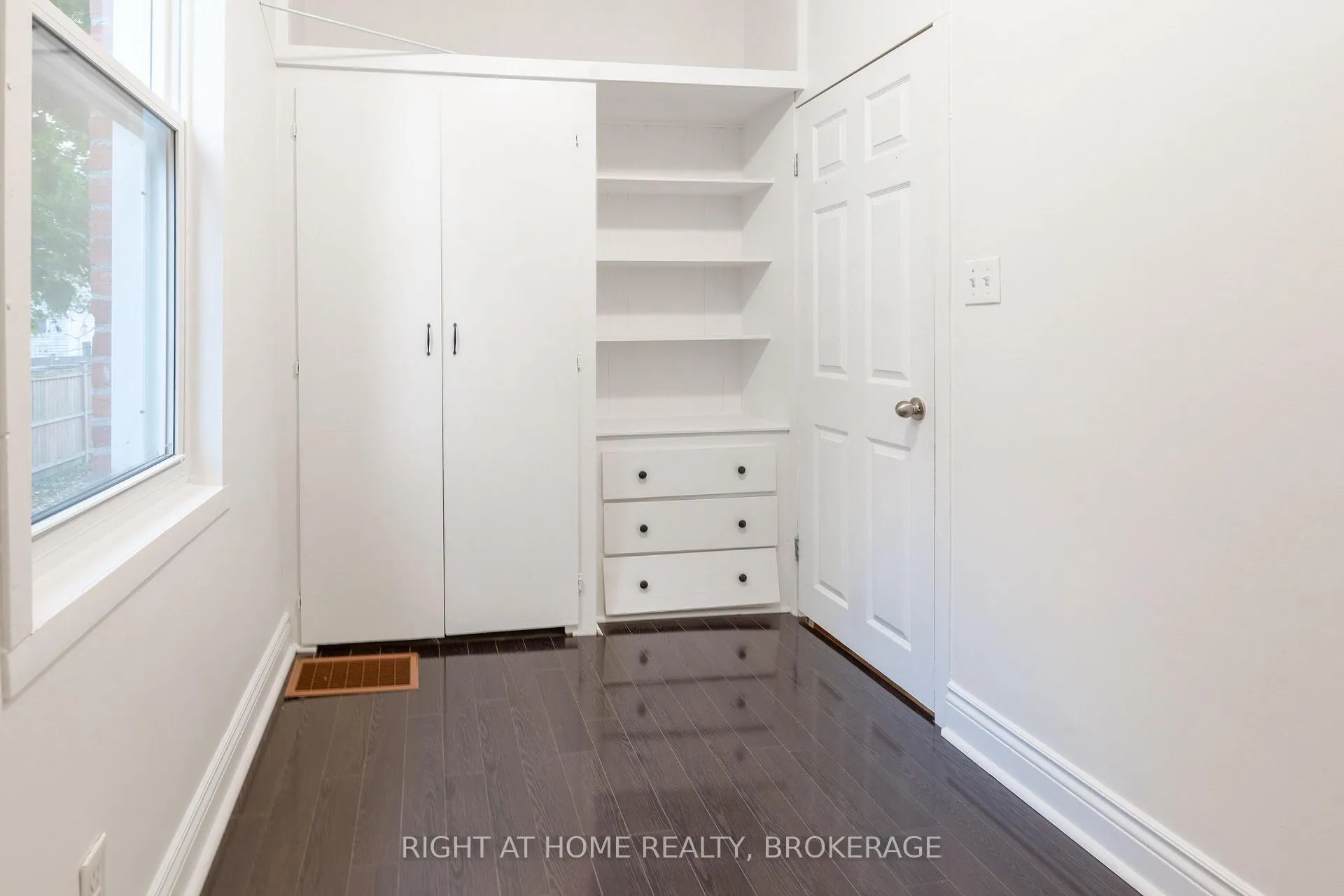 Photo 5 of 6 32nd Street E, Hamilton, Rural Flamborough — HOMEH