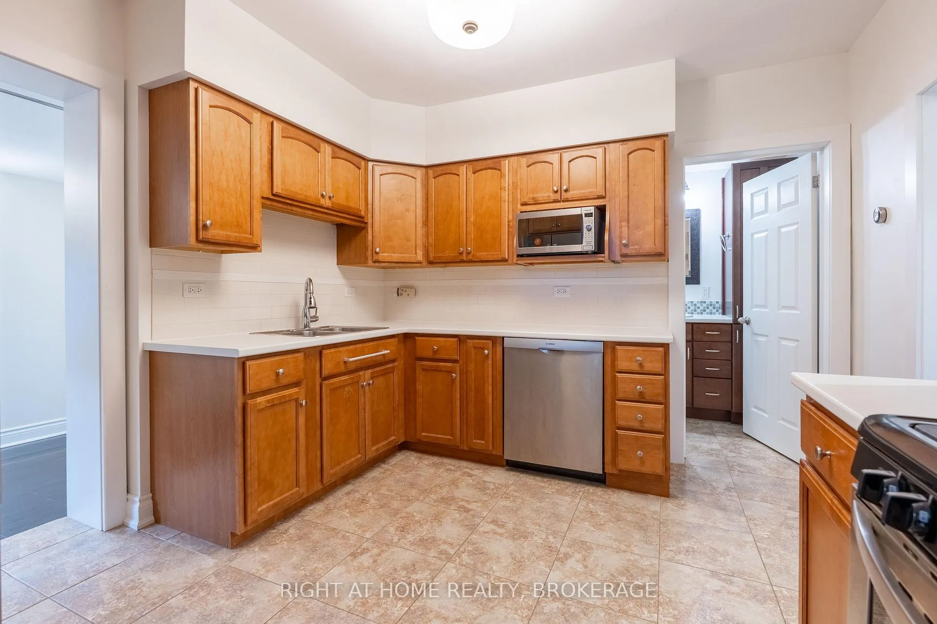 Photo 7 of 6 32nd Street E, Hamilton, Rural Flamborough — HOMEH