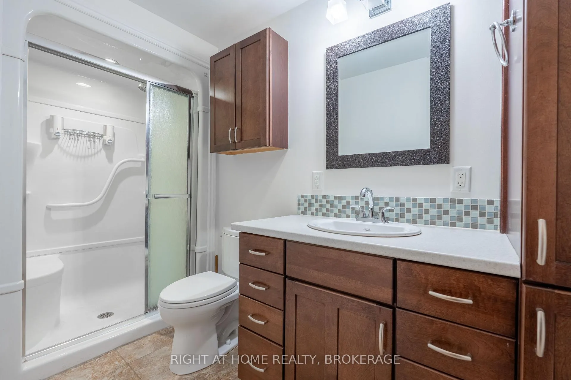 Photo 8 of 6 32nd Street E, Hamilton, Rural Flamborough — HOMEH