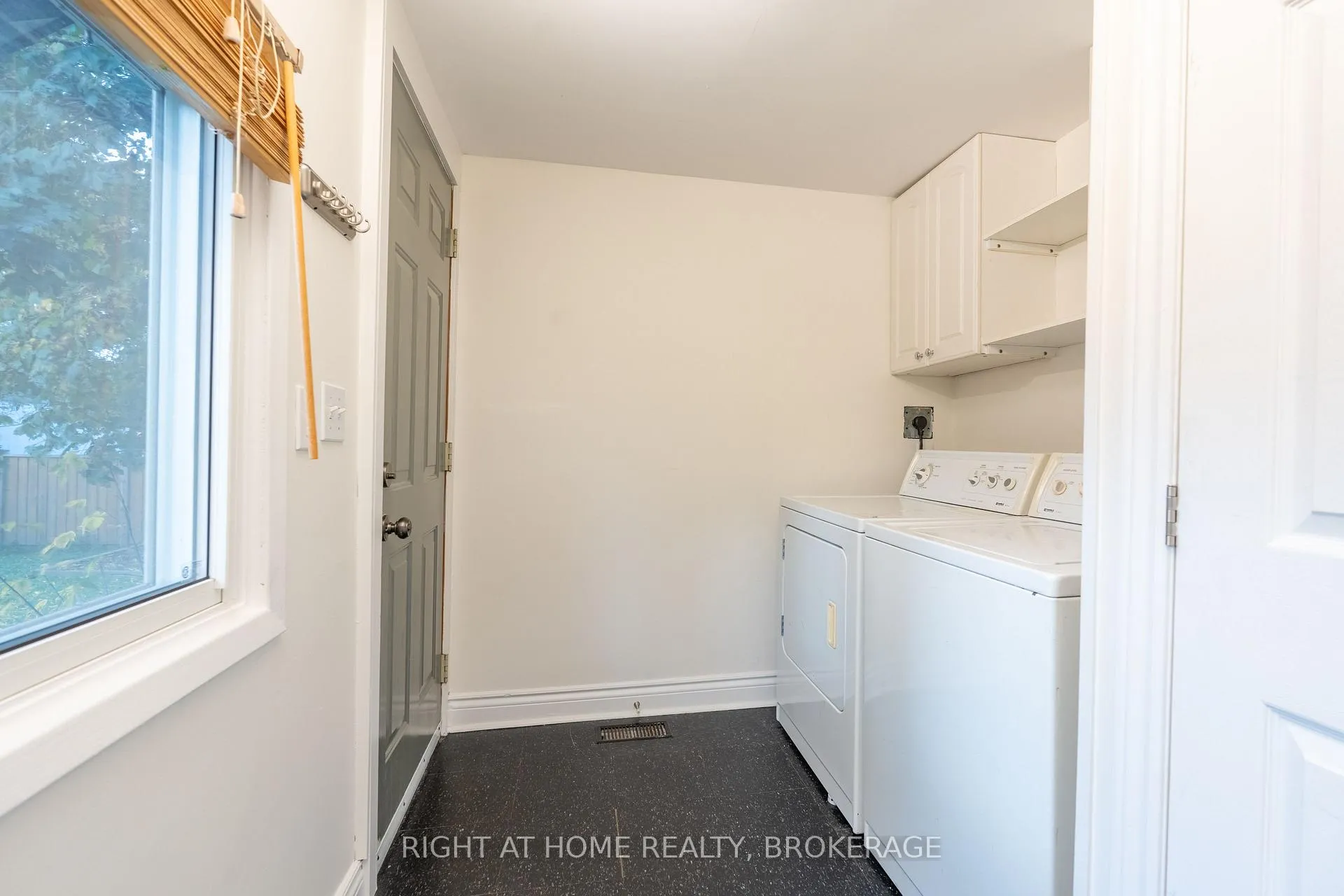 Photo 10 of 6 32nd Street E, Hamilton, Rural Flamborough — HOMEH