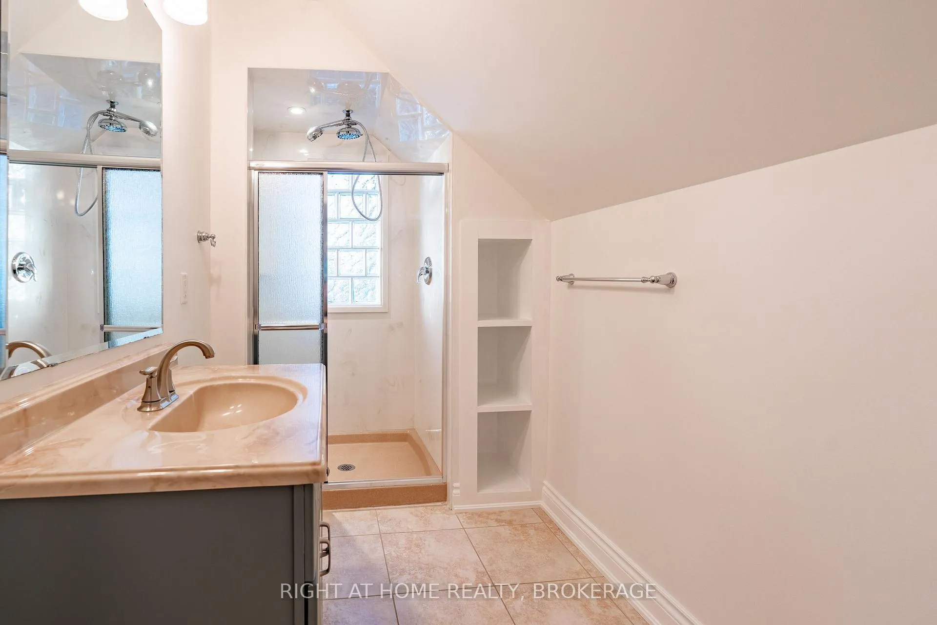 Photo 14 of 6 32nd Street E, Hamilton, Rural Flamborough — HOMEH