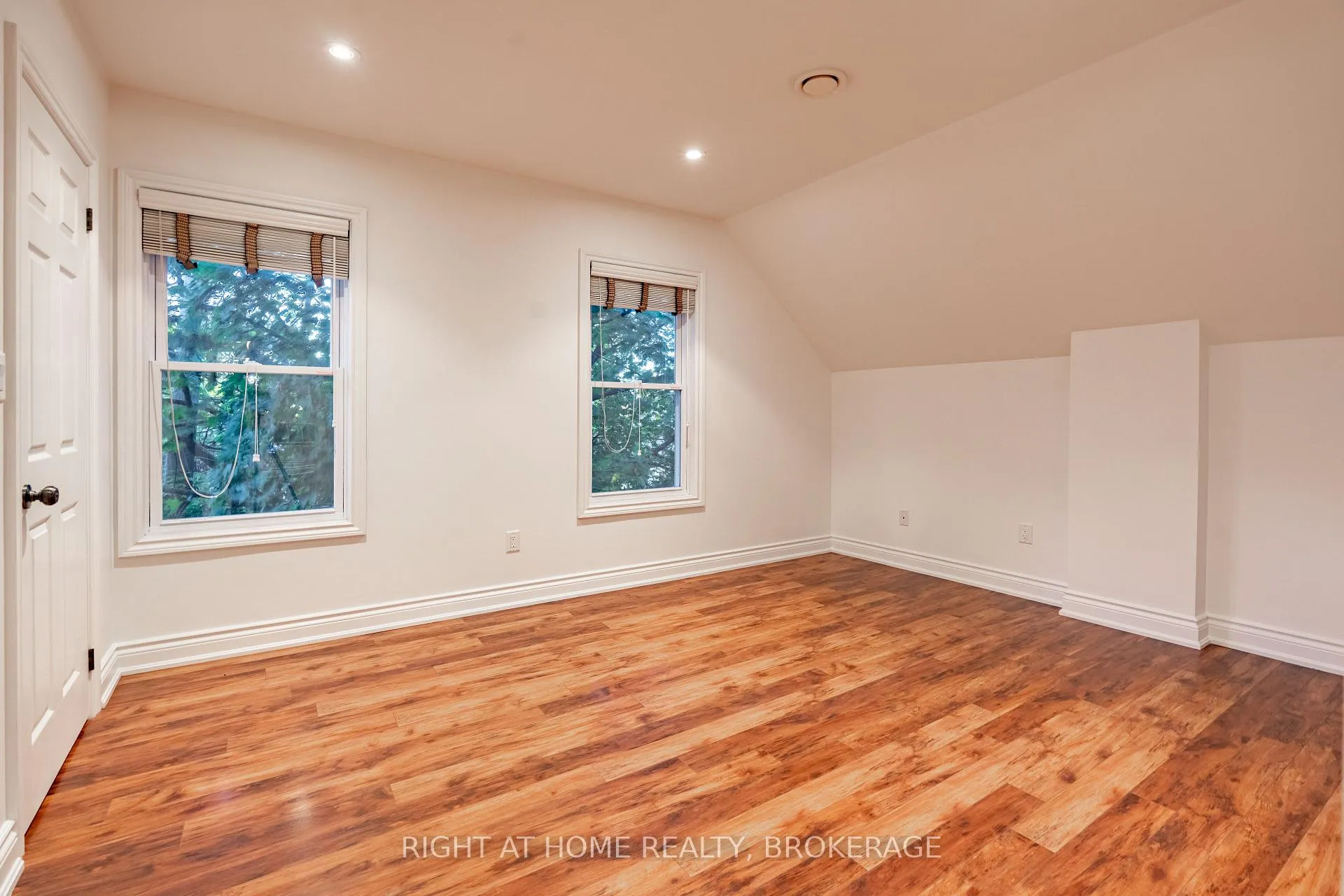 Photo 15 of 6 32nd Street E, Hamilton, Rural Flamborough — HOMEH