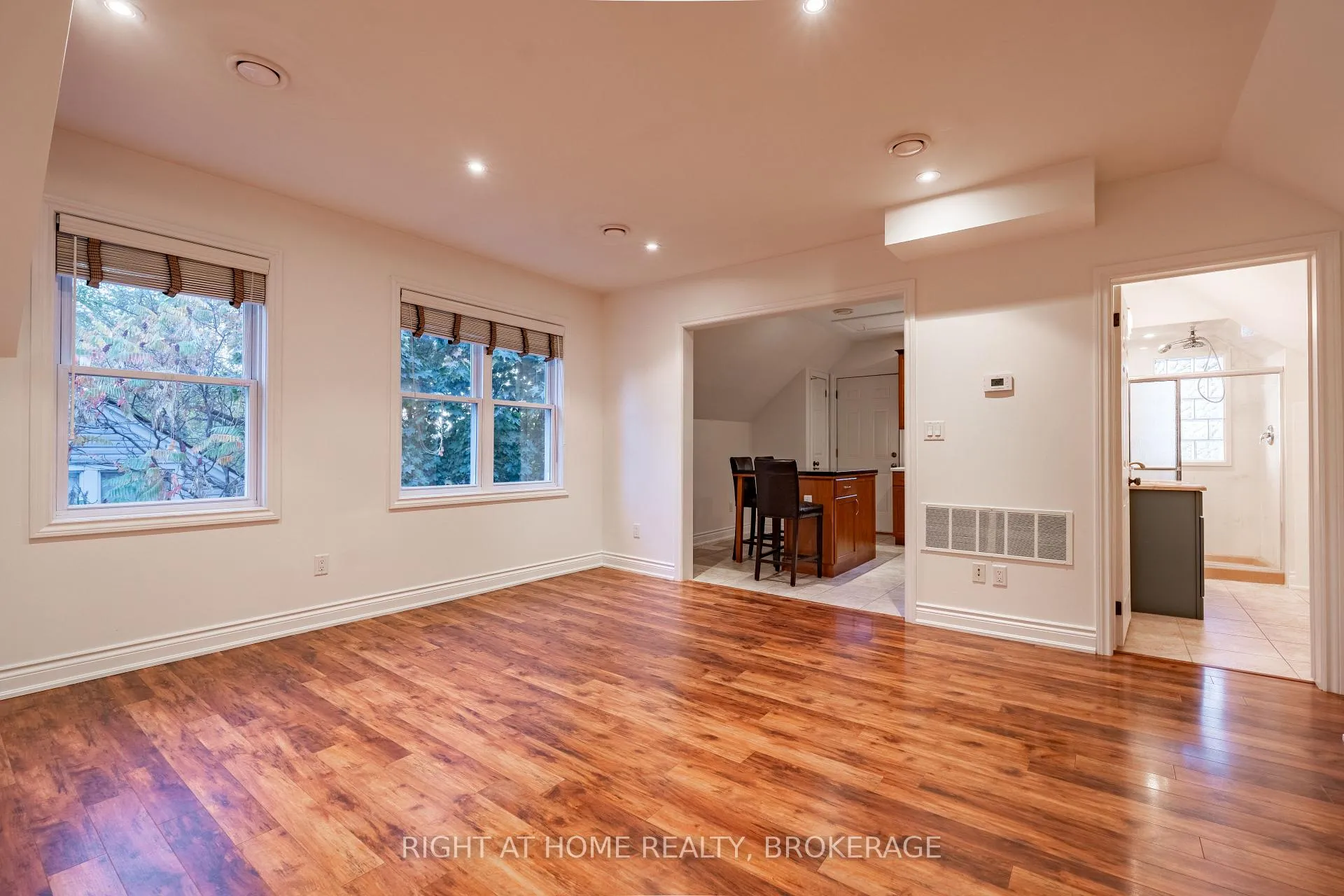 Photo 17 of 6 32nd Street E, Hamilton, Rural Flamborough — HOMEH