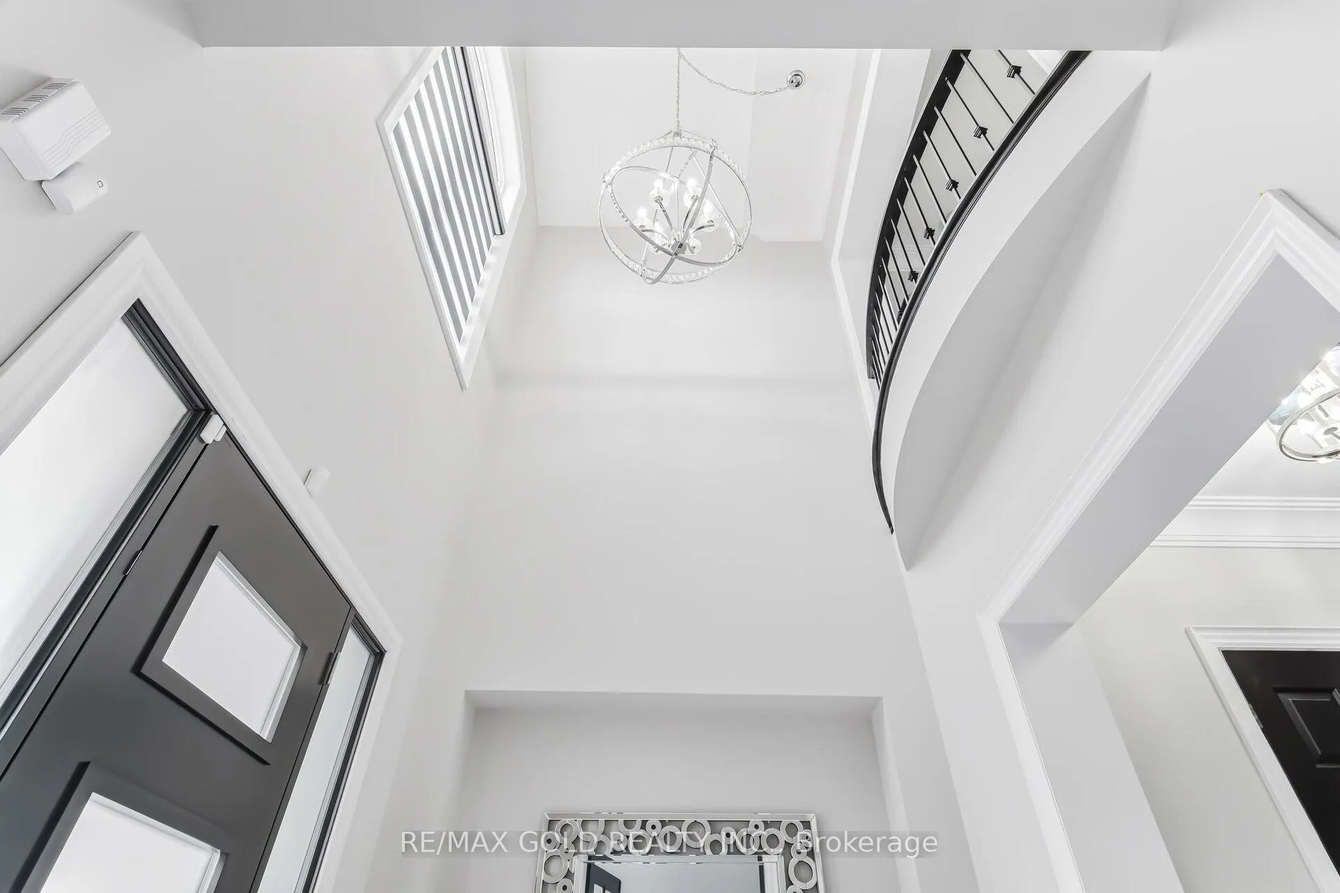 Photo 3 of 4 Spain Crescent, Brampton, Toronto Gore Rural Estate — HOMEH