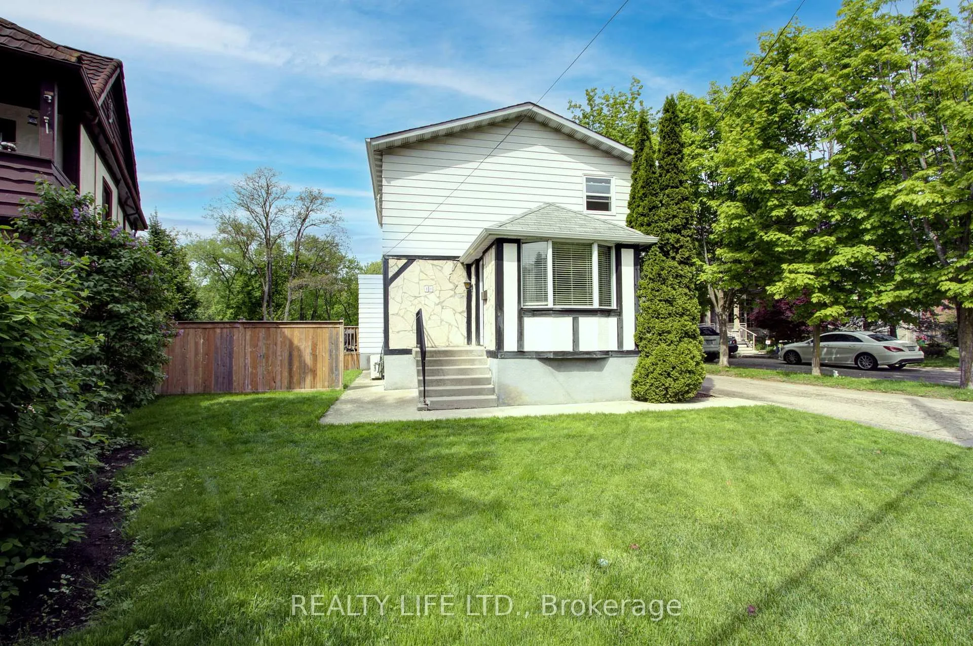 Photo 3 of 48 Bonnyview Drive, Etobicoke, Stonegate-Queensway — HOMEH