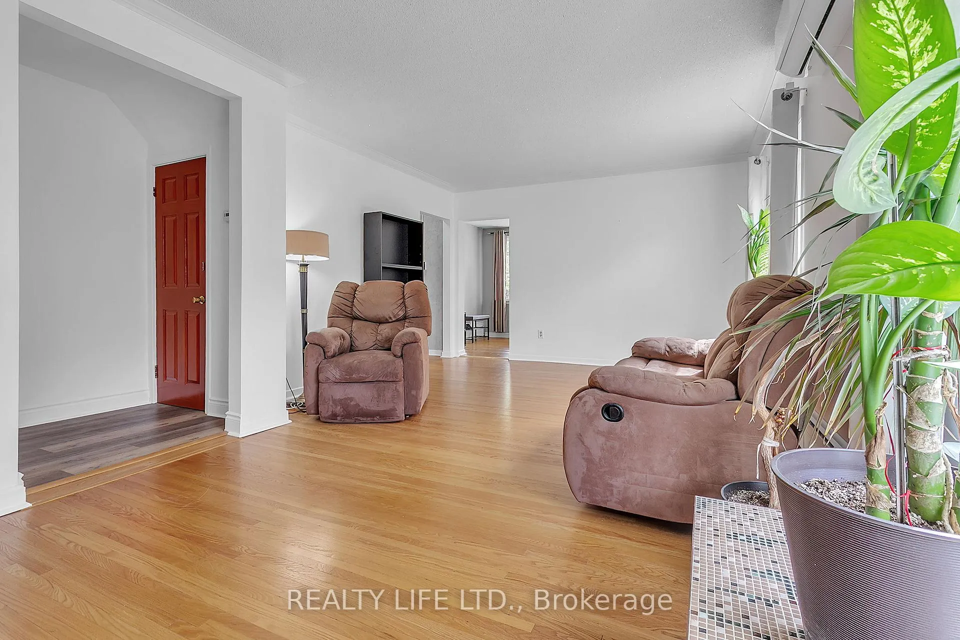 Photo 8 of 48 Bonnyview Drive, Etobicoke, Stonegate-Queensway — HOMEH