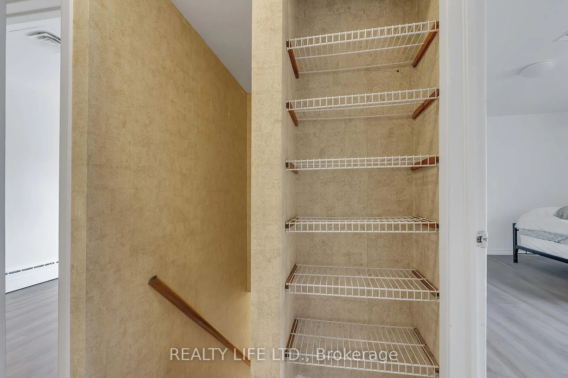 Photo 17 of 48 Bonnyview Drive, Etobicoke, Stonegate-Queensway — HOMEH