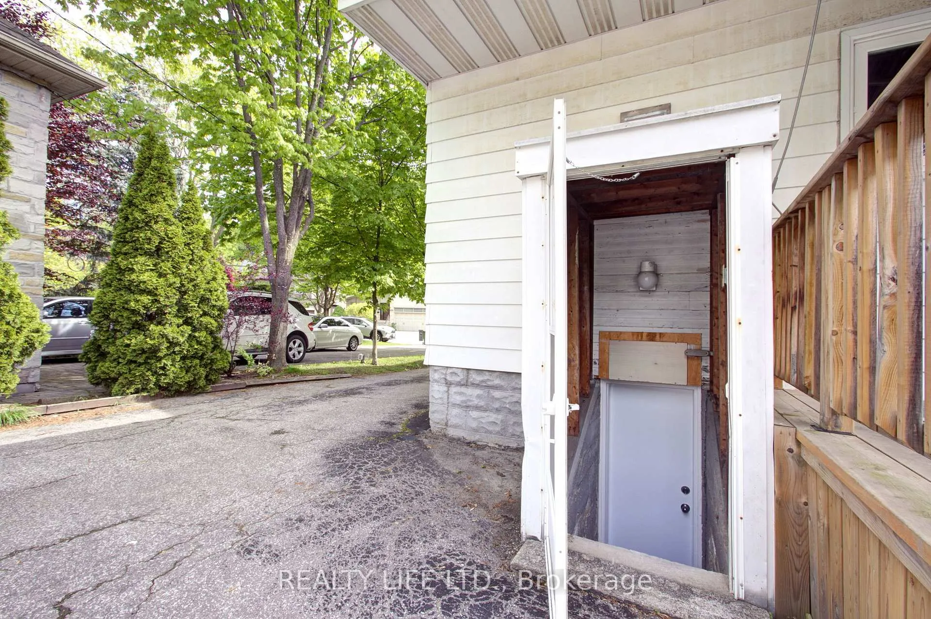 Photo 32 of 48 Bonnyview Drive, Etobicoke, Stonegate-Queensway — HOMEH