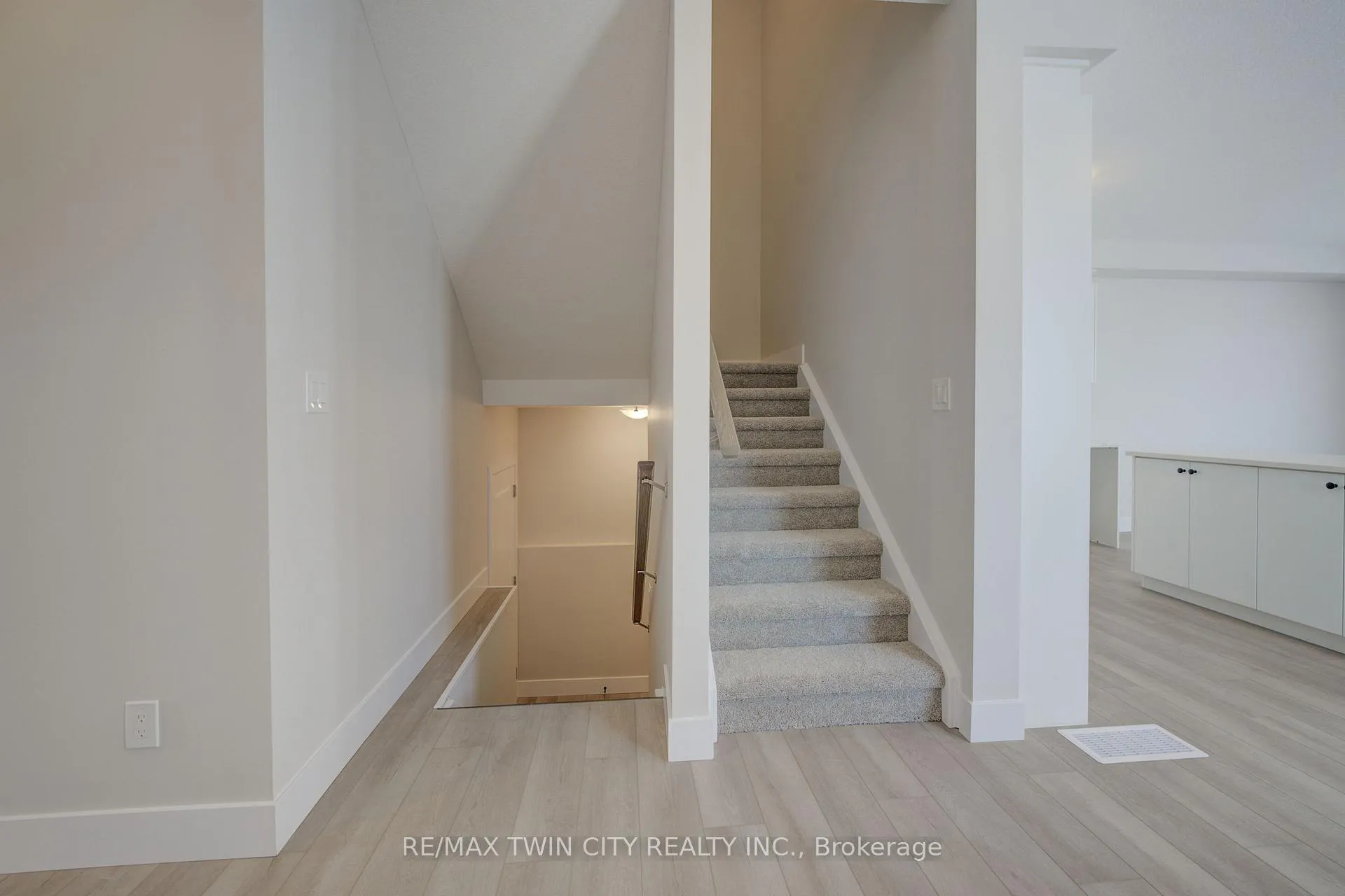 Photo 10 of 169 Dunnigan Drive, Kitchener — HOMEH