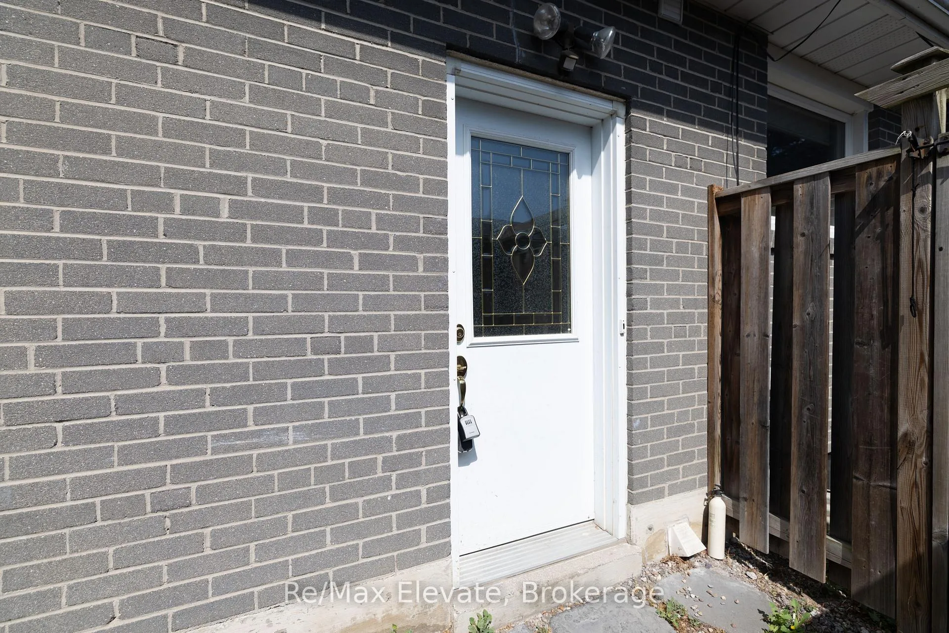 Photo 3 of 837 Sanok Drive, Pickering, West Shore — HOMEH