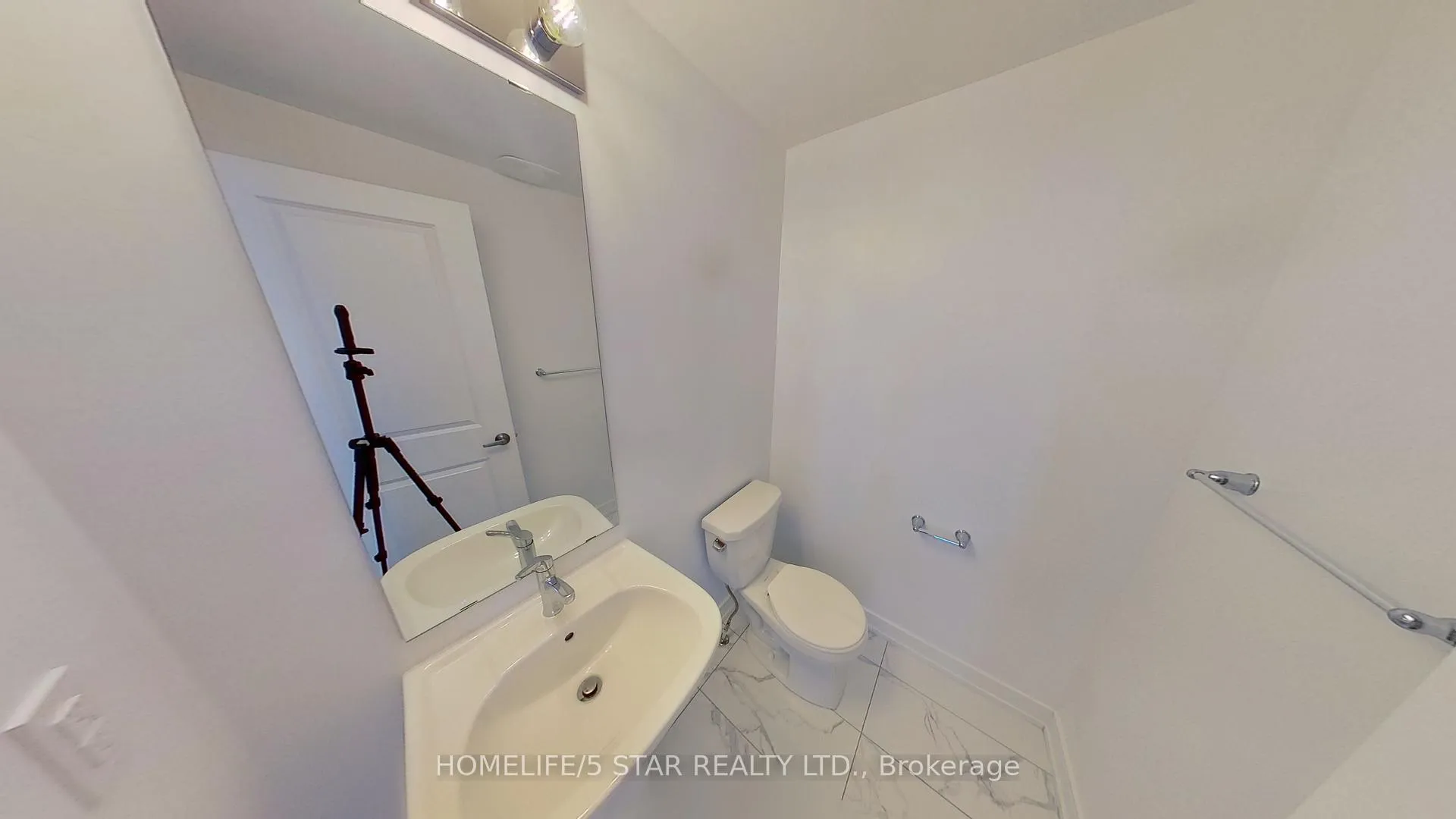 Photo 4 of 133 Blue Forest Crescent, Barrie, Innis-Shore — HOMEH