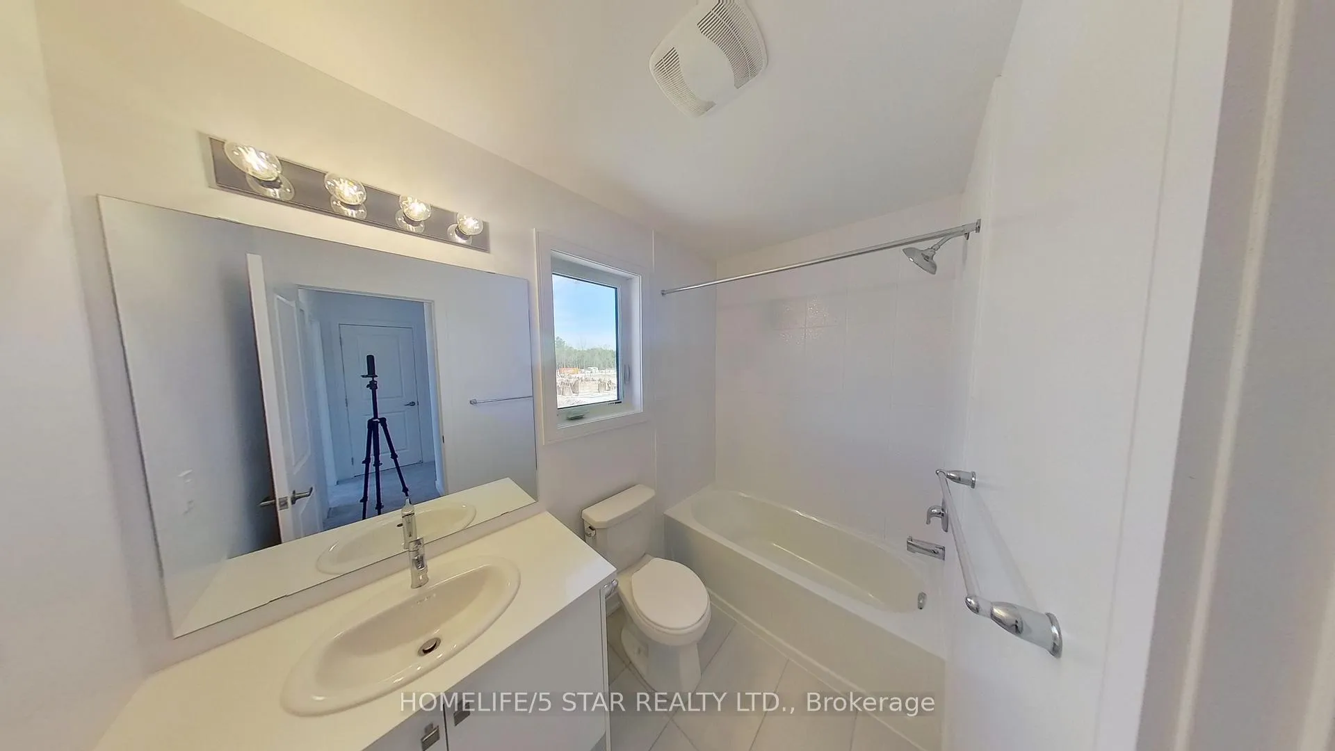 Photo 10 of 133 Blue Forest Crescent, Barrie, Innis-Shore — HOMEH