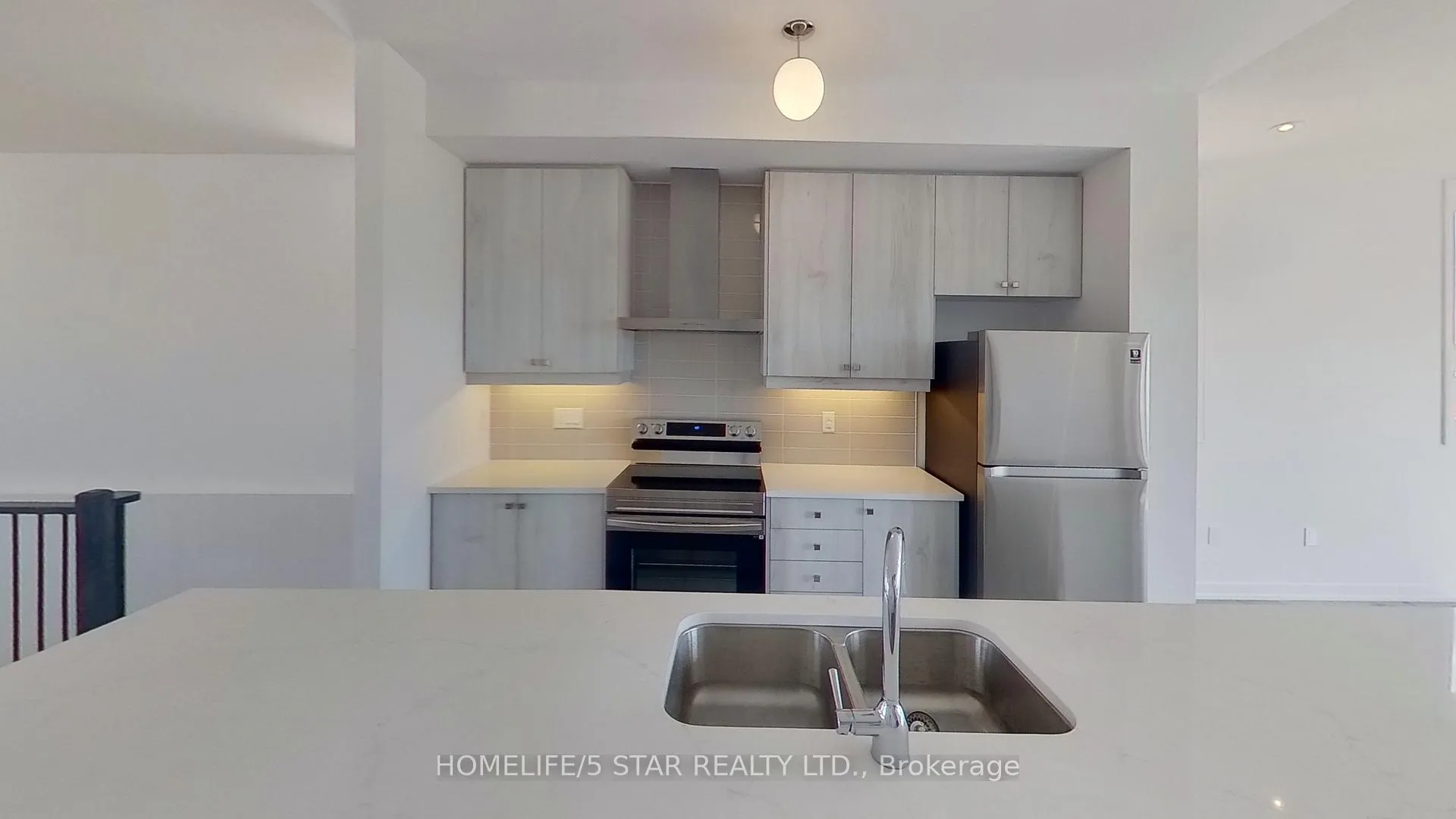 Photo 15 of 133 Blue Forest Crescent, Barrie, Innis-Shore — HOMEH