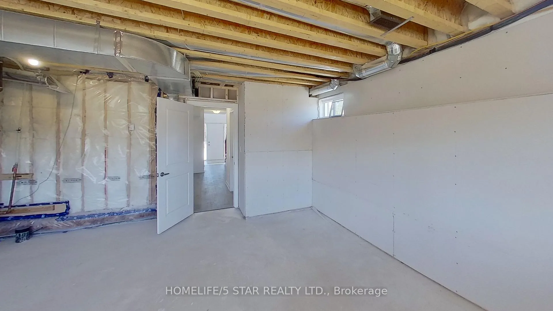 Photo 16 of 133 Blue Forest Crescent, Barrie, Innis-Shore — HOMEH
