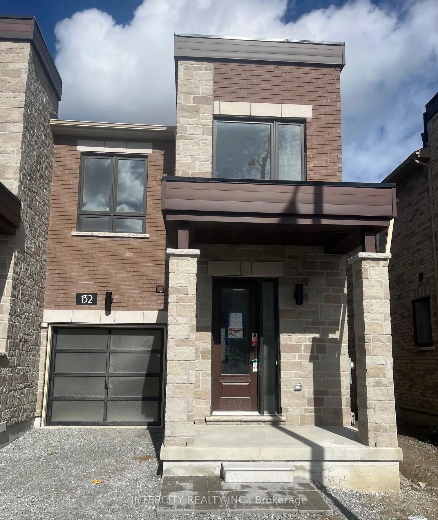 Front of 132 Mumbai Drive