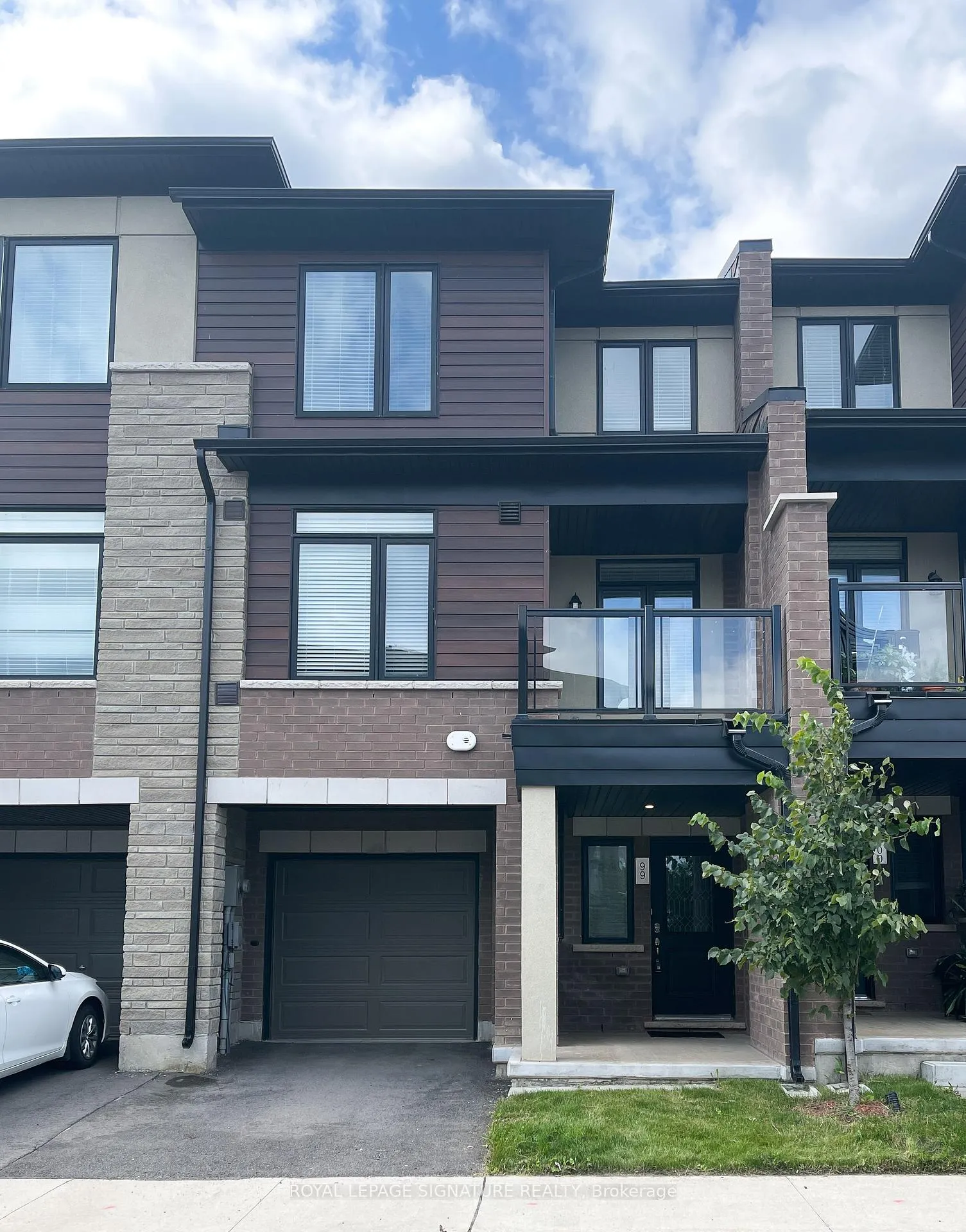 Front of Unit 99, 590 North Service Road E