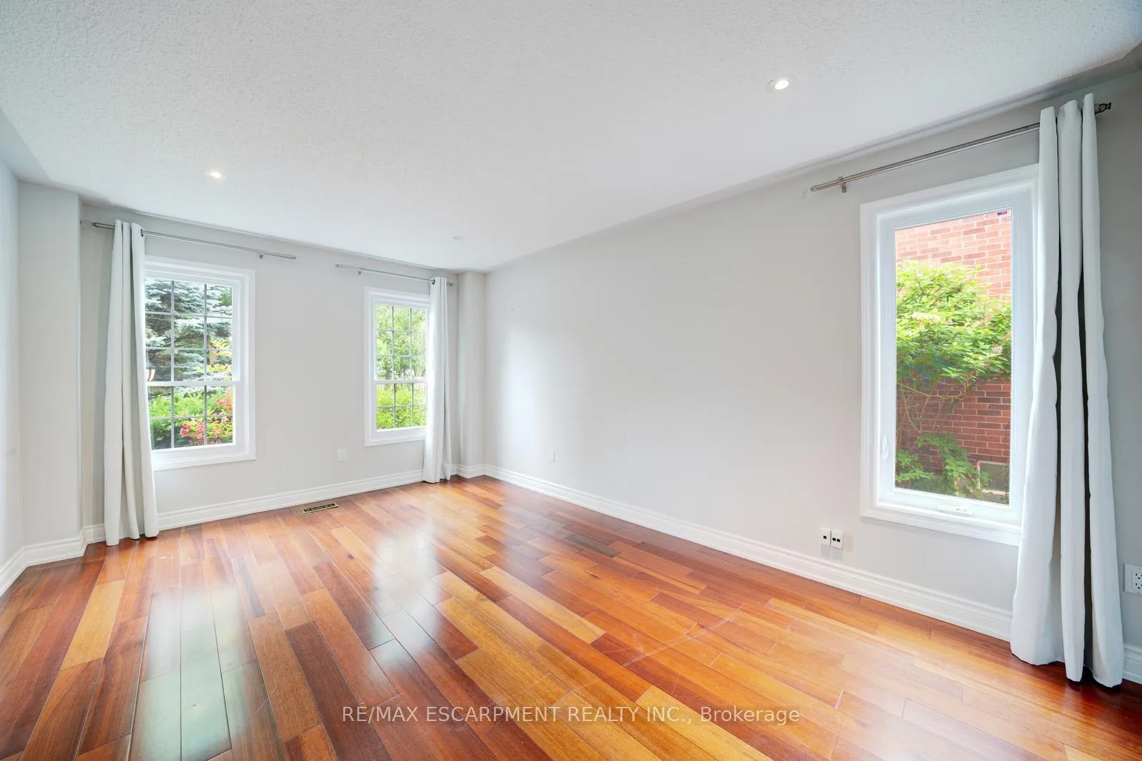 Photo 5 of 102 Crawford Rose Drive, Aurora, Aurora Heights — HOMEH