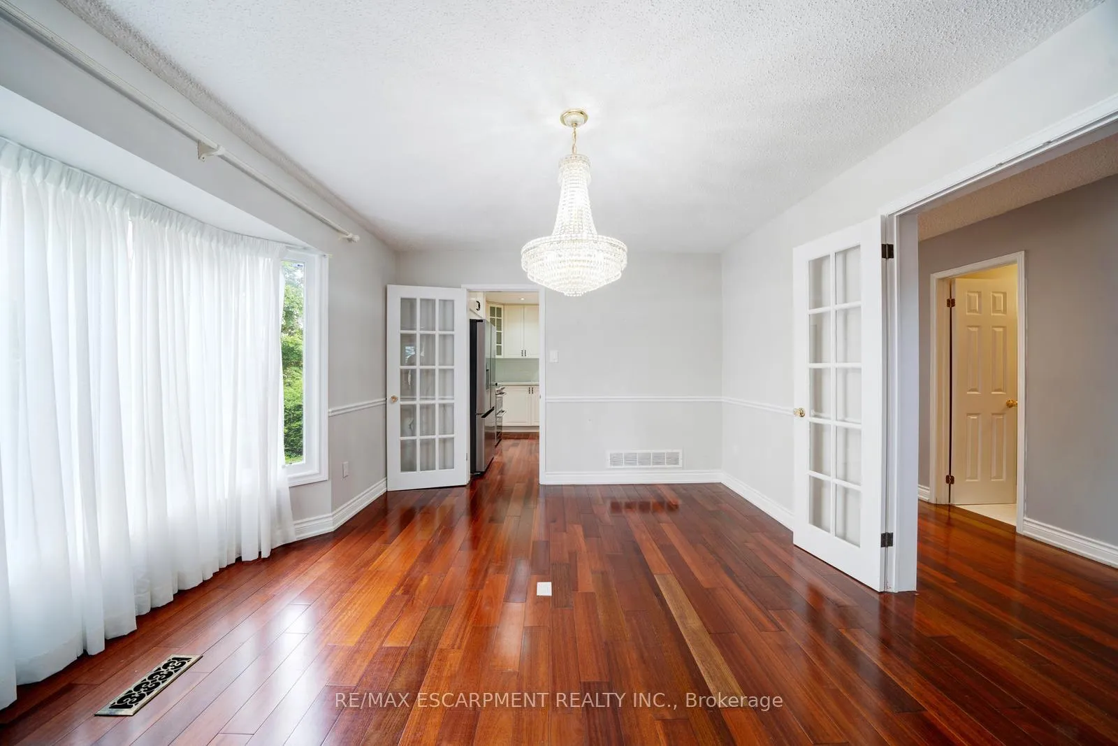 Photo 8 of 102 Crawford Rose Drive, Aurora, Aurora Heights — HOMEH