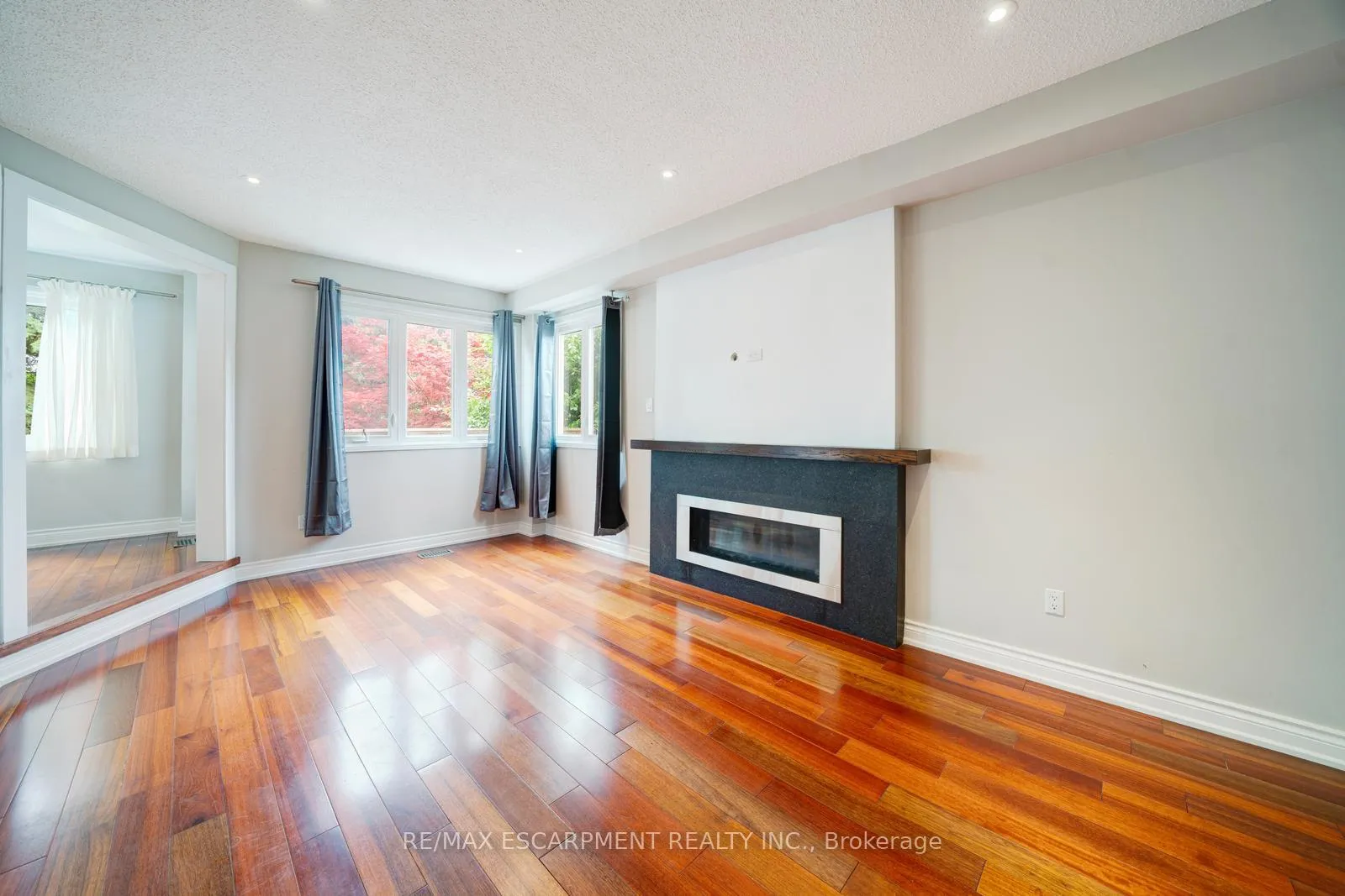 Photo 9 of 102 Crawford Rose Drive, Aurora, Aurora Heights — HOMEH