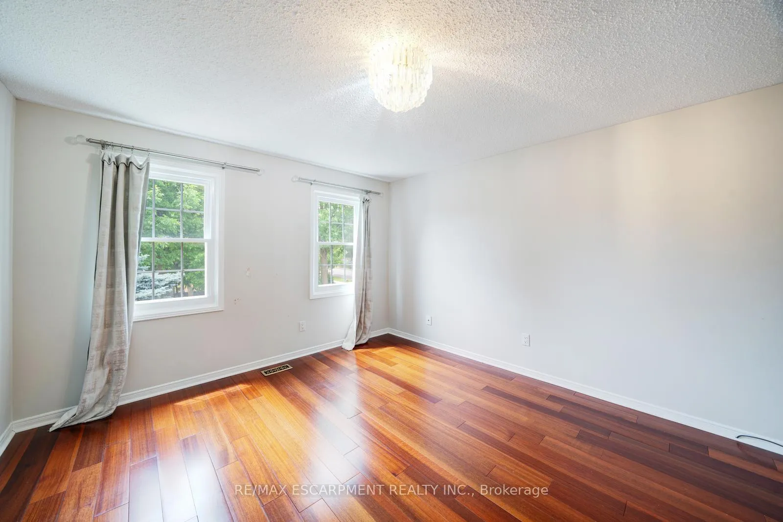 Photo 31 of 102 Crawford Rose Drive, Aurora, Aurora Heights — HOMEH