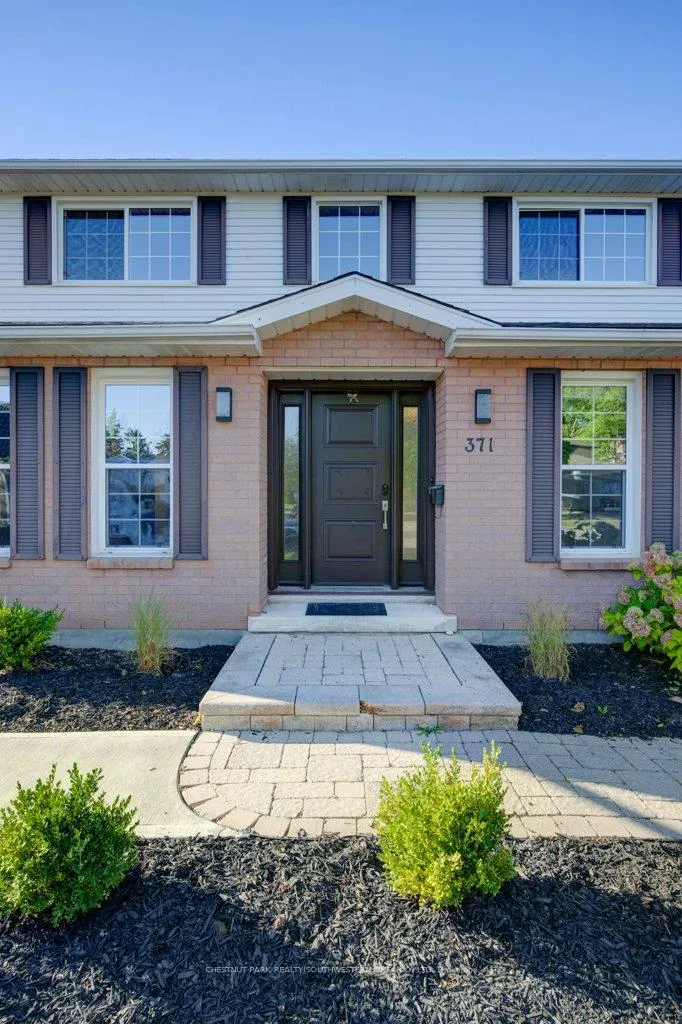 Photo 3 of 371 Strawberry Crescent, Waterloo — HOMEH