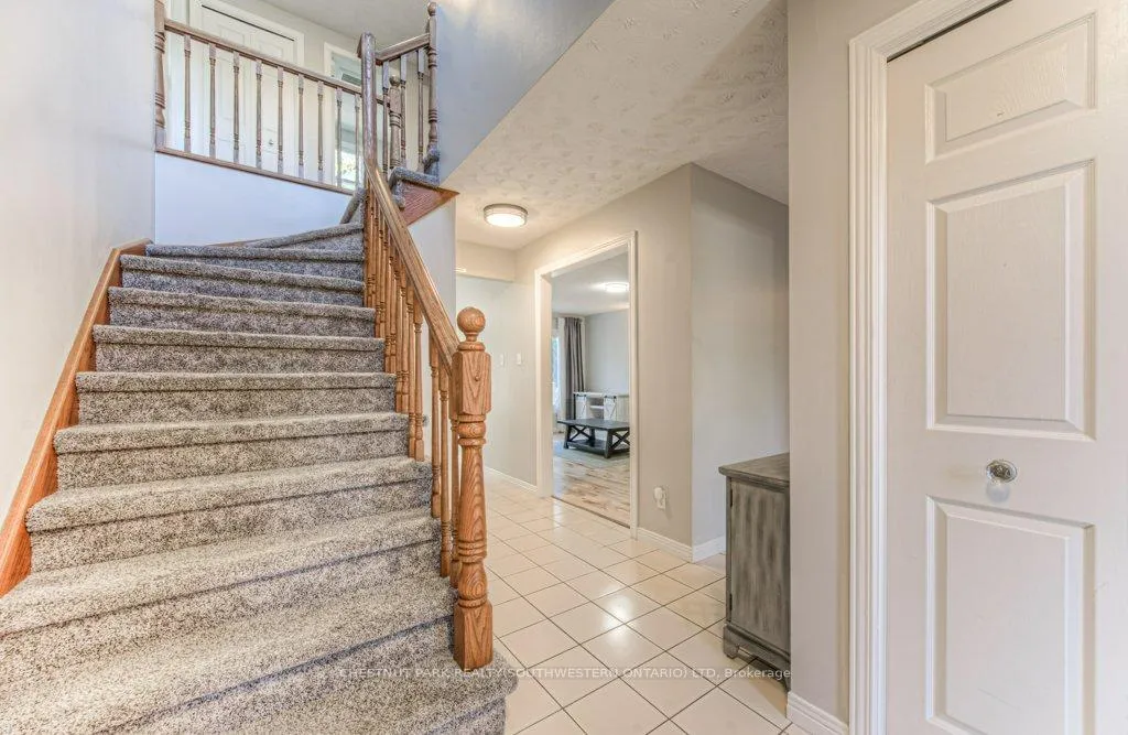 Photo 4 of 371 Strawberry Crescent, Waterloo — HOMEH