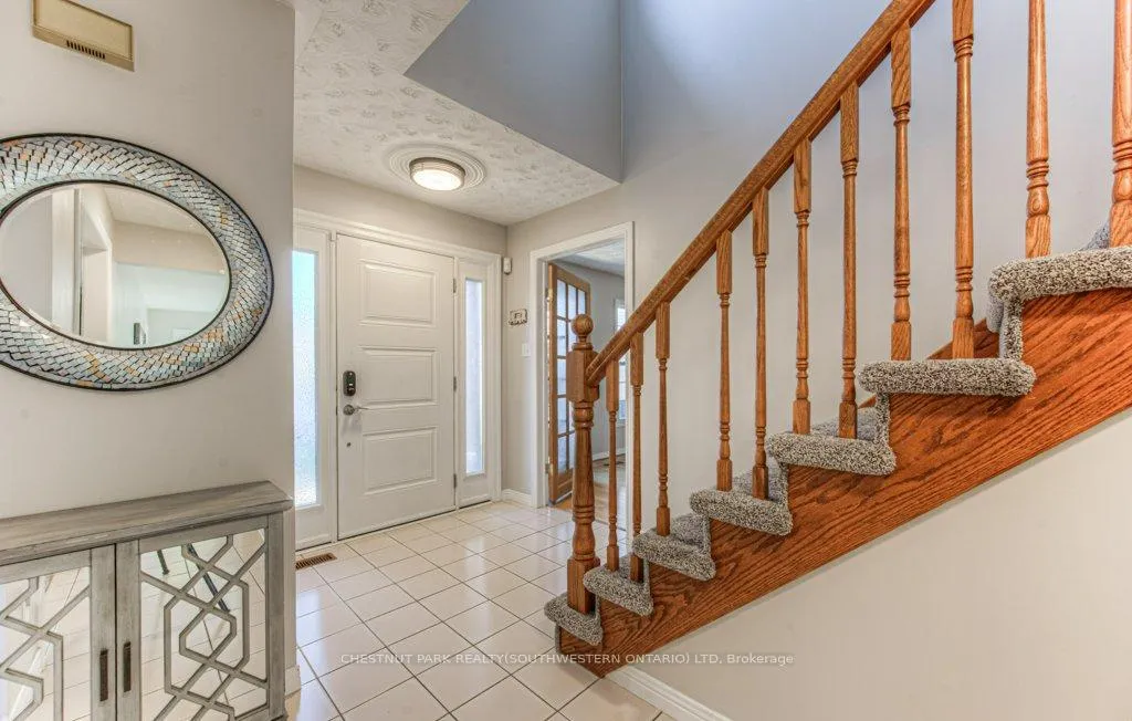 Photo 5 of 371 Strawberry Crescent, Waterloo — HOMEH