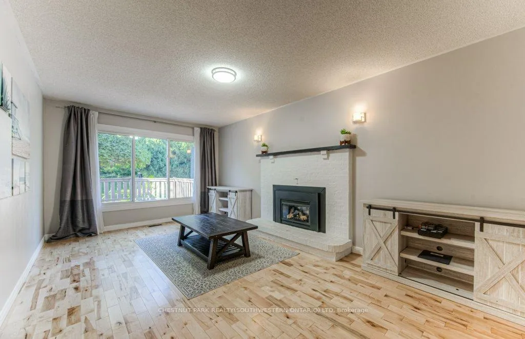Photo 8 of 371 Strawberry Crescent, Waterloo — HOMEH