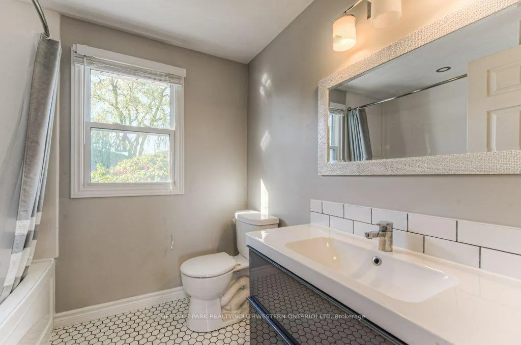Photo 17 of 371 Strawberry Crescent, Waterloo — HOMEH
