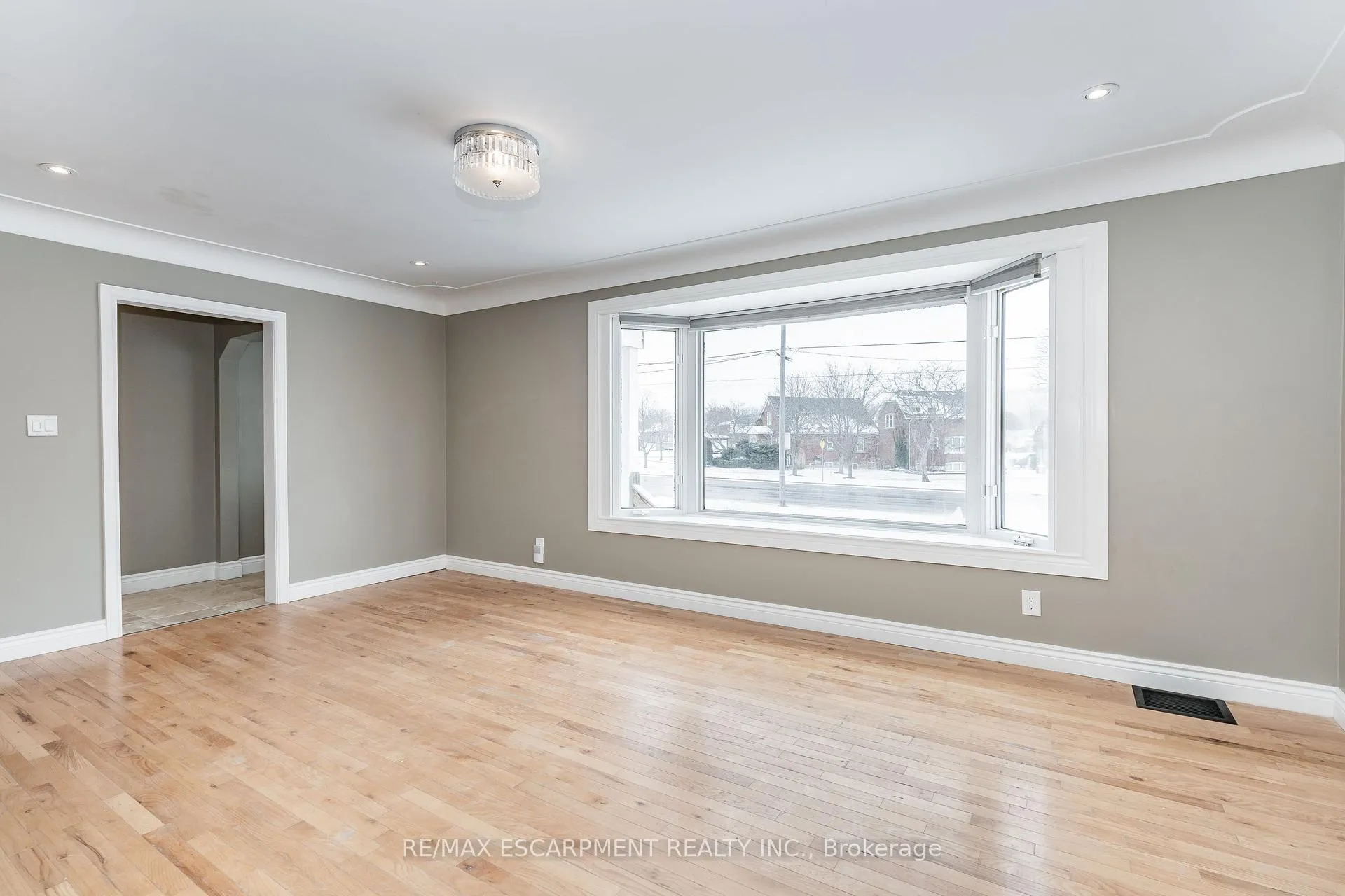 Photo 2 of Unit (UPPER), 317 King Street, Hamilton, Stoney Creek — HOMEH