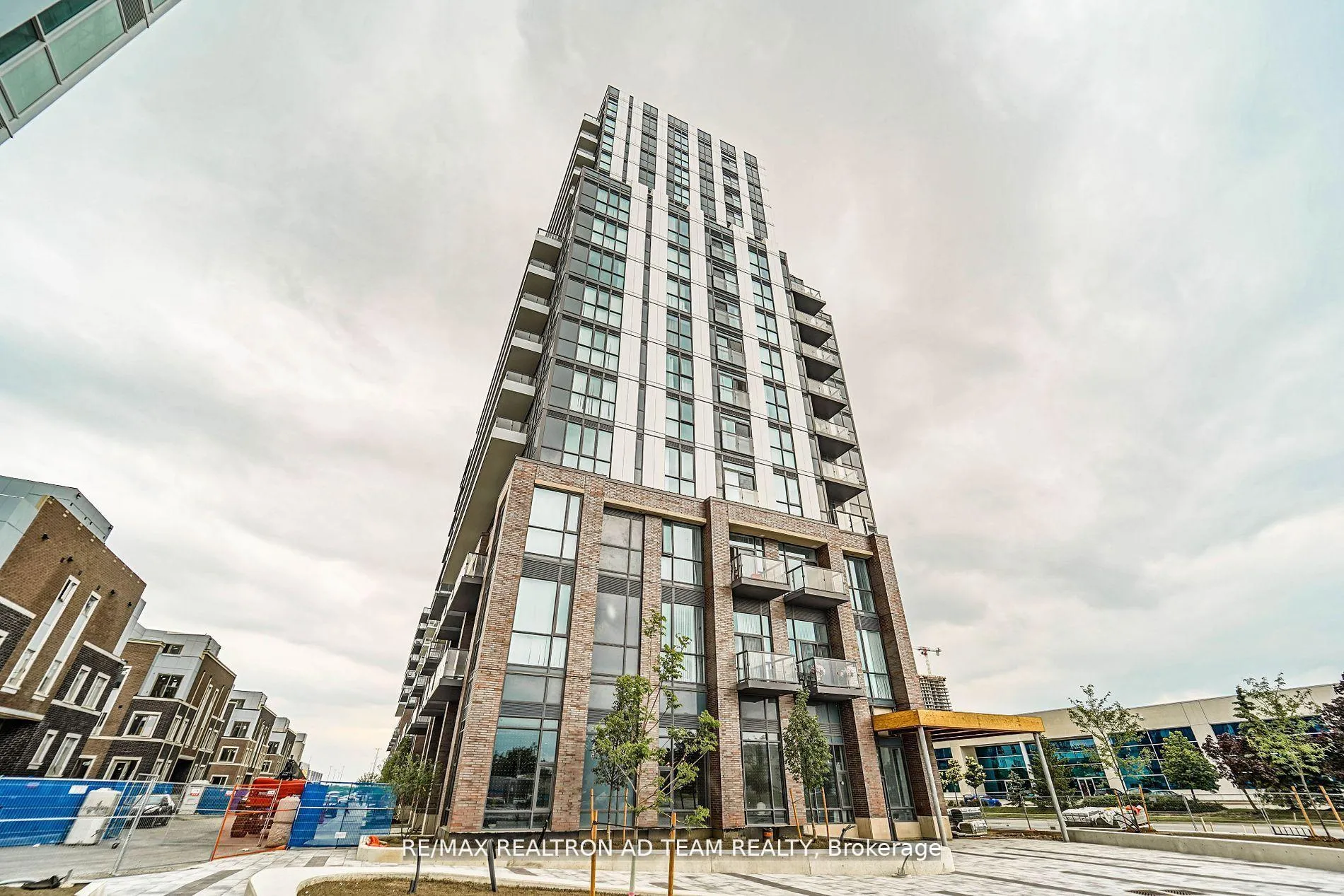 Photo 2 of Unit 1017, 38 Honeycrisp Crescent, Vaughan, Vaughan Corporate Centre — HOMEH