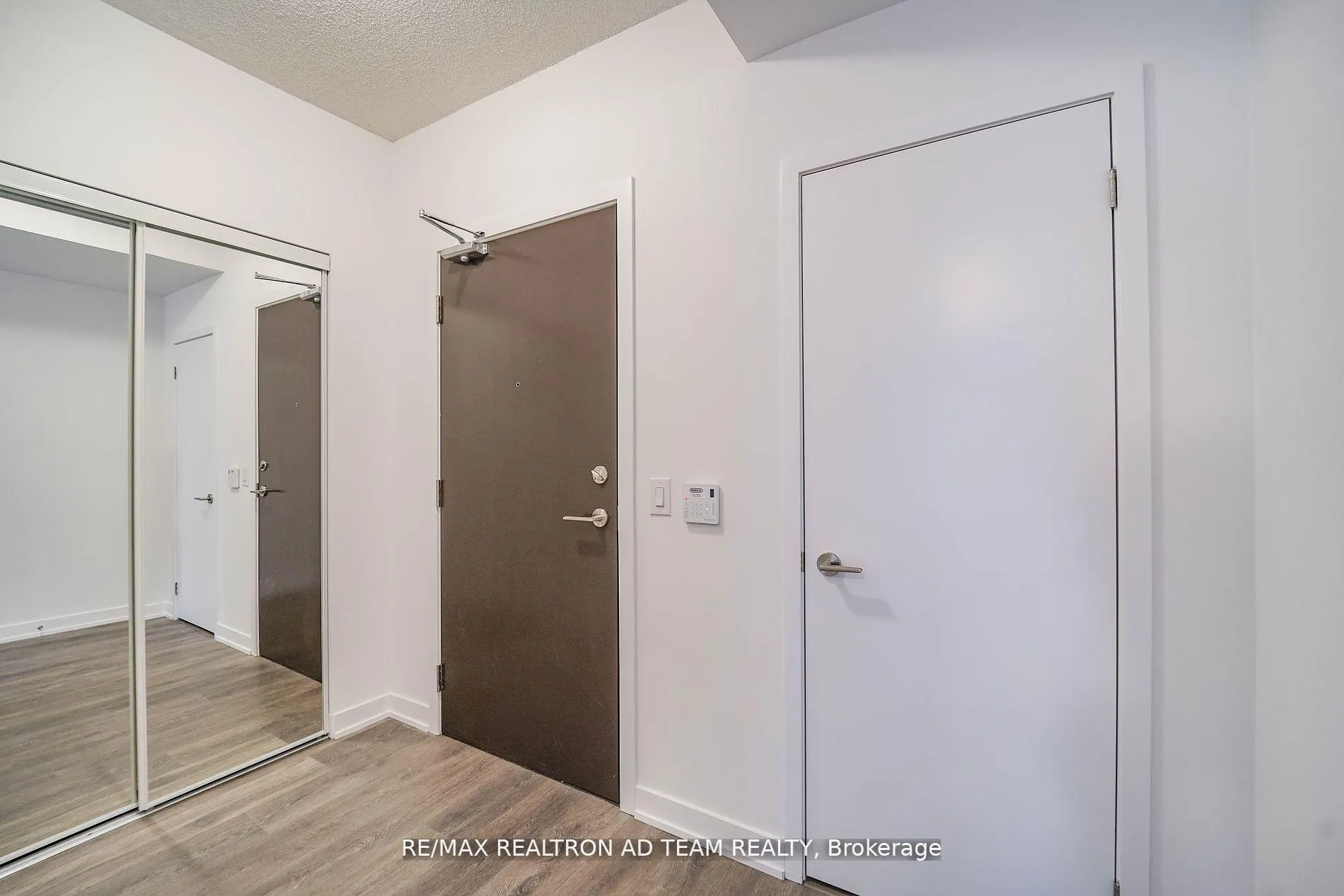 Photo 6 of Unit 1017, 38 Honeycrisp Crescent, Vaughan, Vaughan Corporate Centre — HOMEH