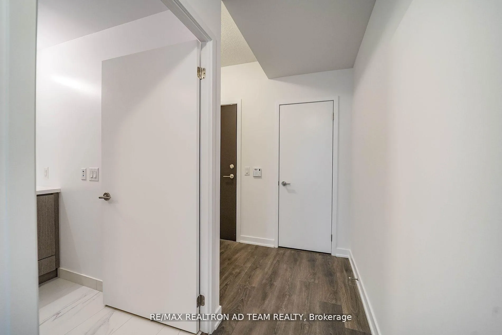 Photo 7 of Unit 1017, 38 Honeycrisp Crescent, Vaughan, Vaughan Corporate Centre — HOMEH
