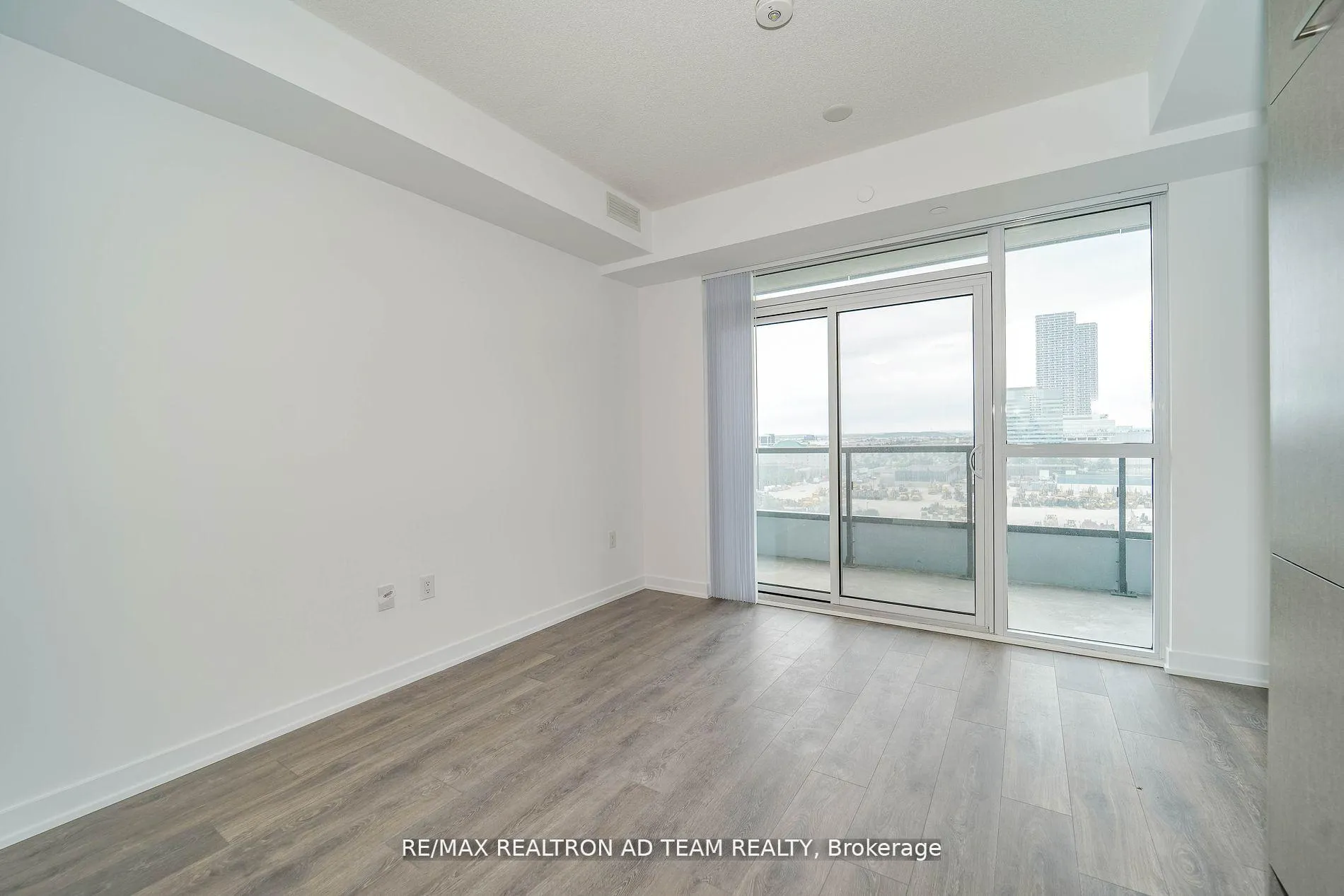 Photo 9 of Unit 1017, 38 Honeycrisp Crescent, Vaughan, Vaughan Corporate Centre — HOMEH