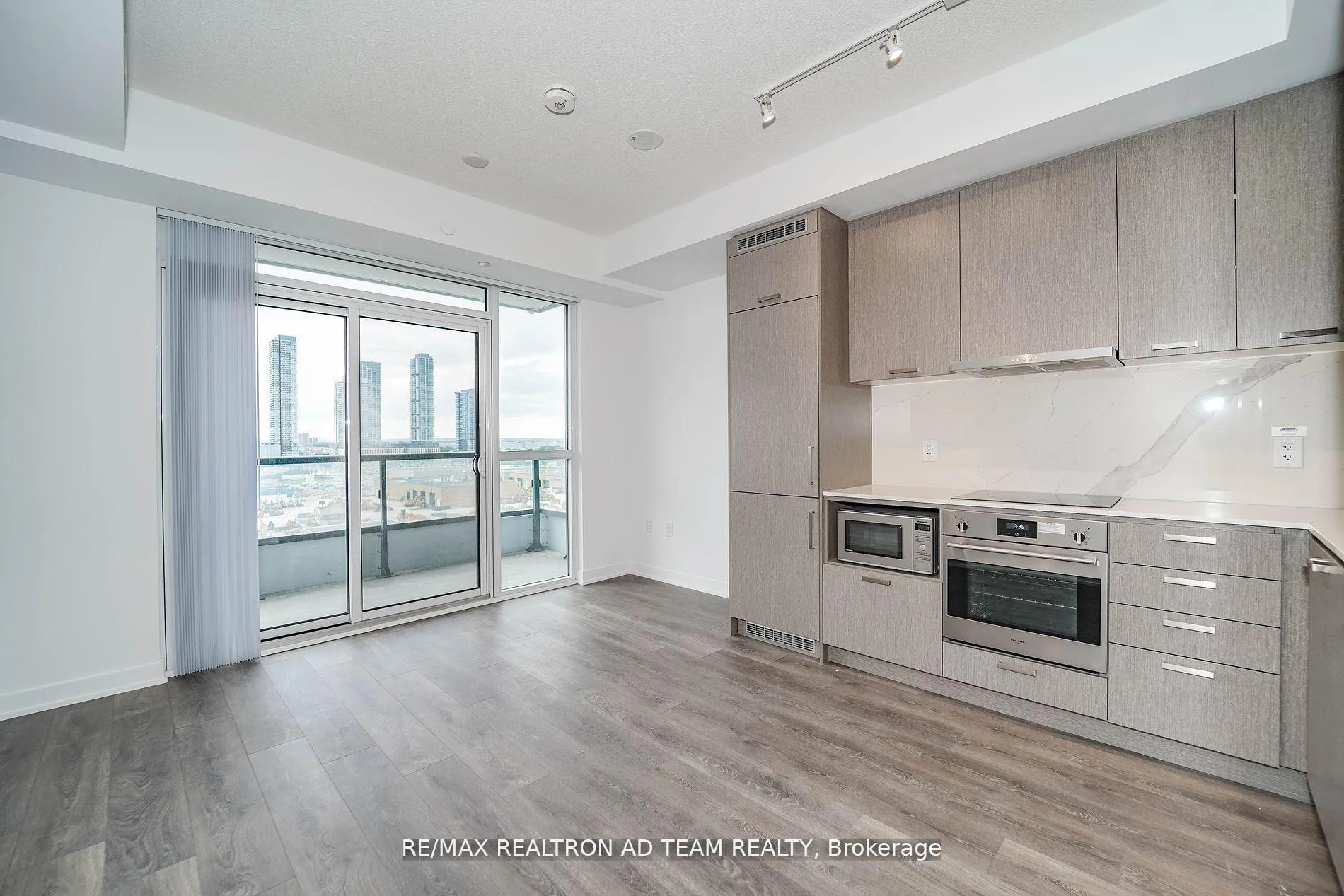 Photo 10 of Unit 1017, 38 Honeycrisp Crescent, Vaughan, Vaughan Corporate Centre — HOMEH