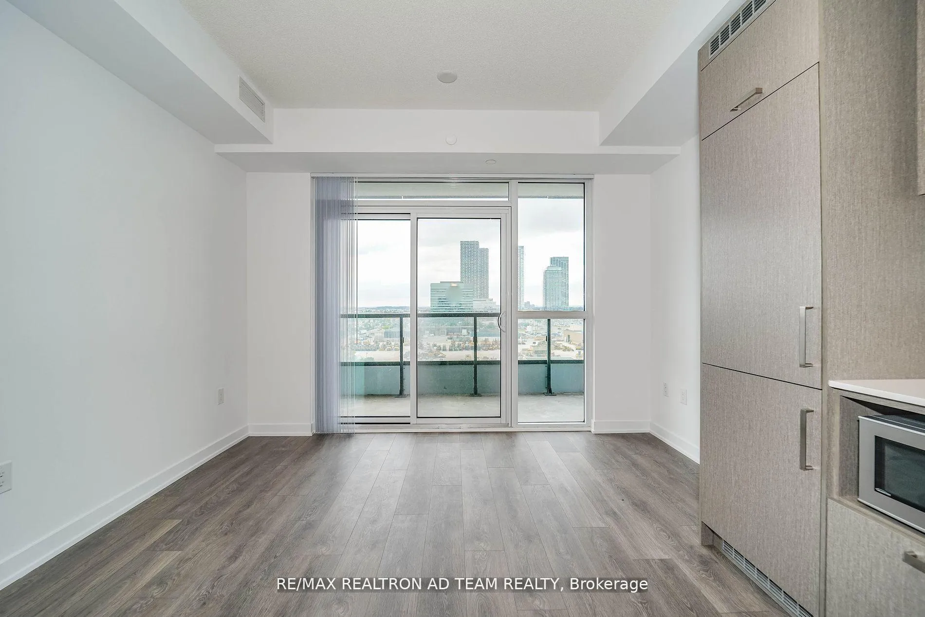 Photo 11 of Unit 1017, 38 Honeycrisp Crescent, Vaughan, Vaughan Corporate Centre — HOMEH