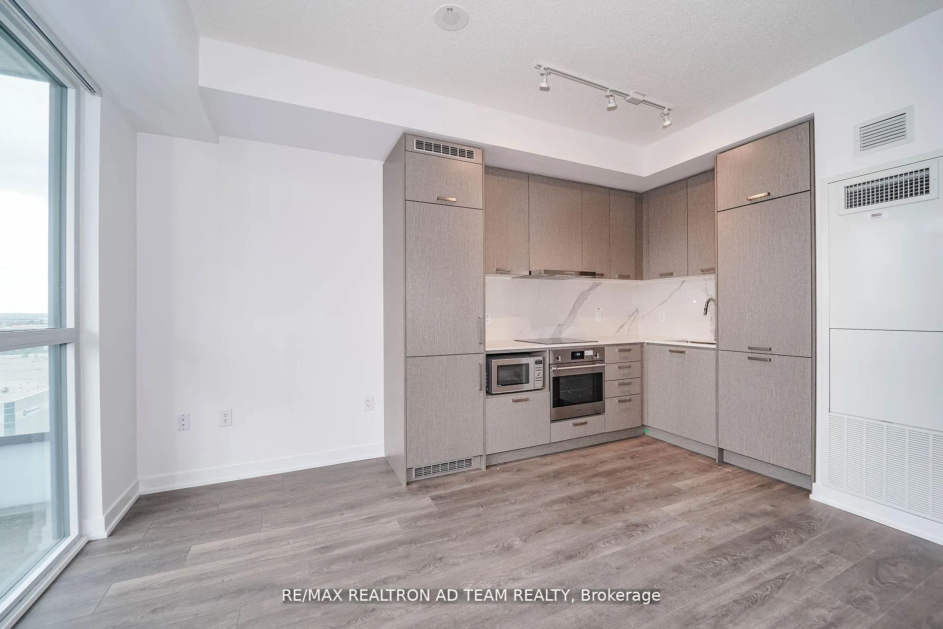 Photo 12 of Unit 1017, 38 Honeycrisp Crescent, Vaughan, Vaughan Corporate Centre — HOMEH