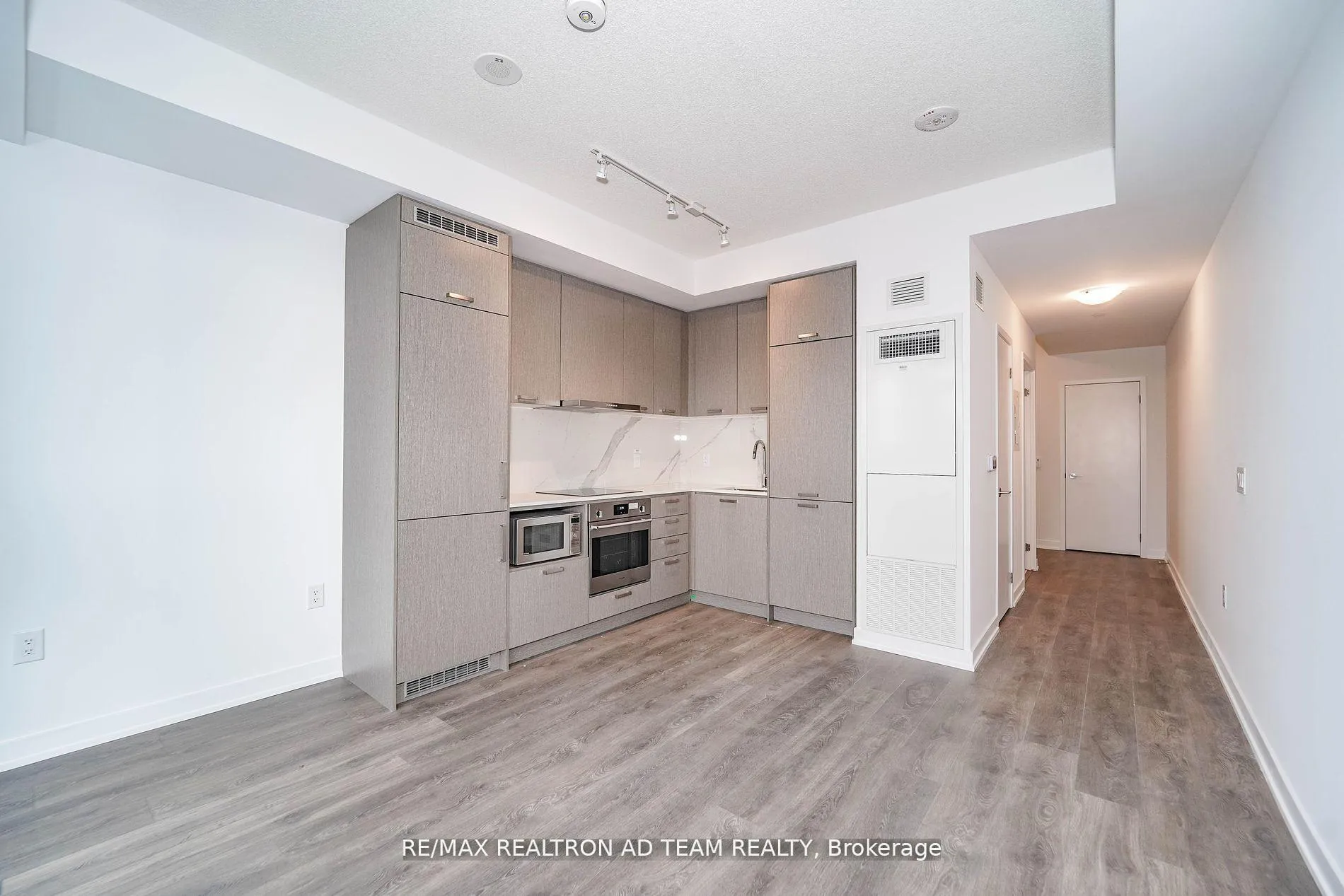 Photo 13 of Unit 1017, 38 Honeycrisp Crescent, Vaughan, Vaughan Corporate Centre — HOMEH