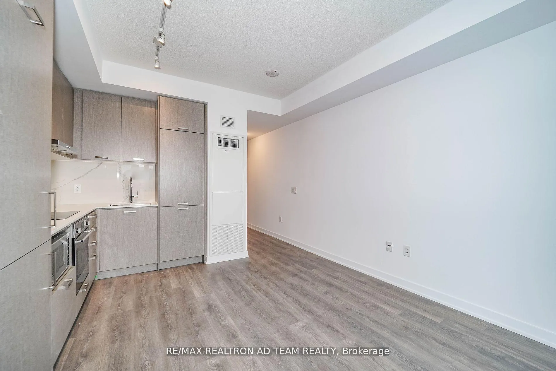 Photo 14 of Unit 1017, 38 Honeycrisp Crescent, Vaughan, Vaughan Corporate Centre — HOMEH