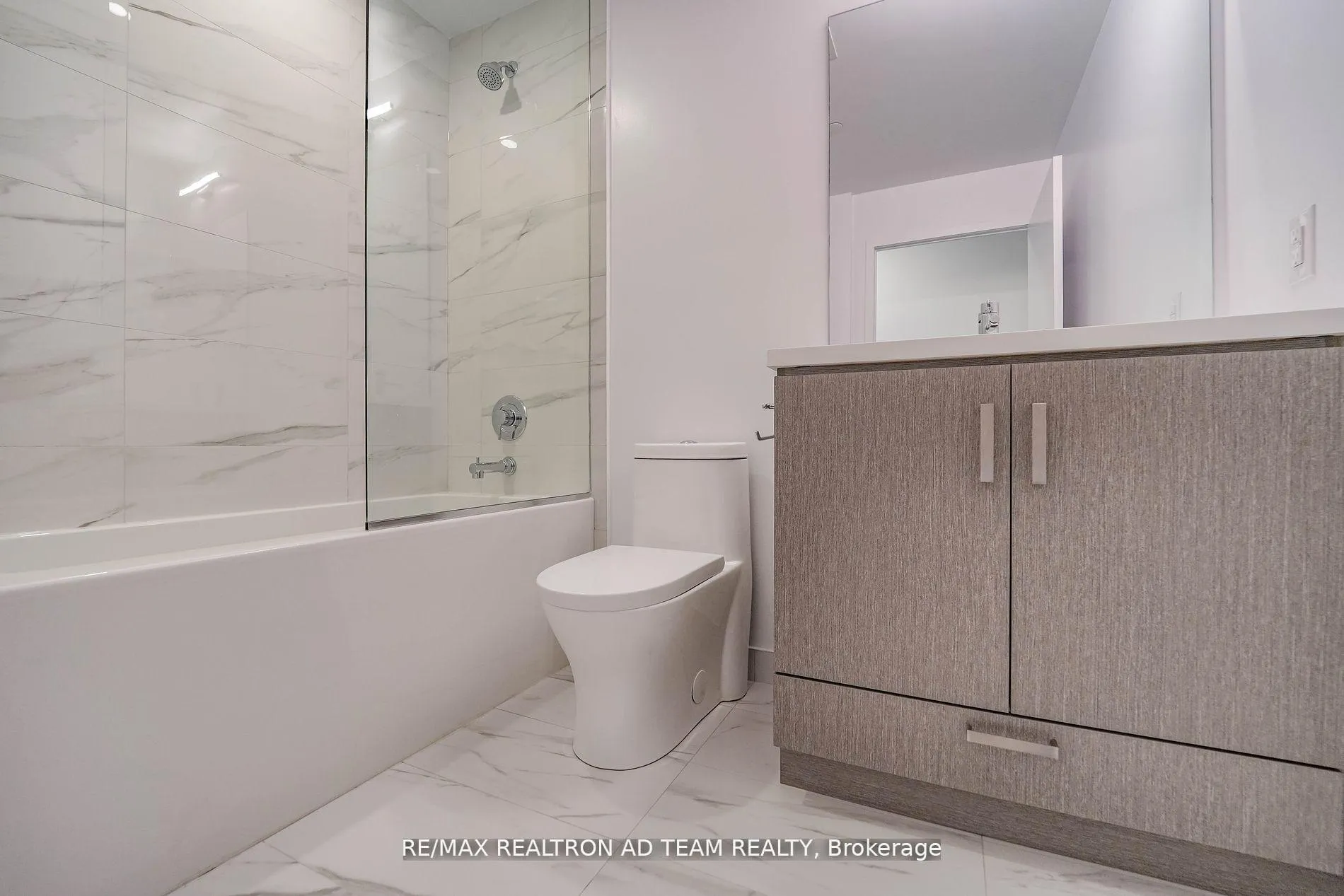 Photo 17 of Unit 1017, 38 Honeycrisp Crescent, Vaughan, Vaughan Corporate Centre — HOMEH