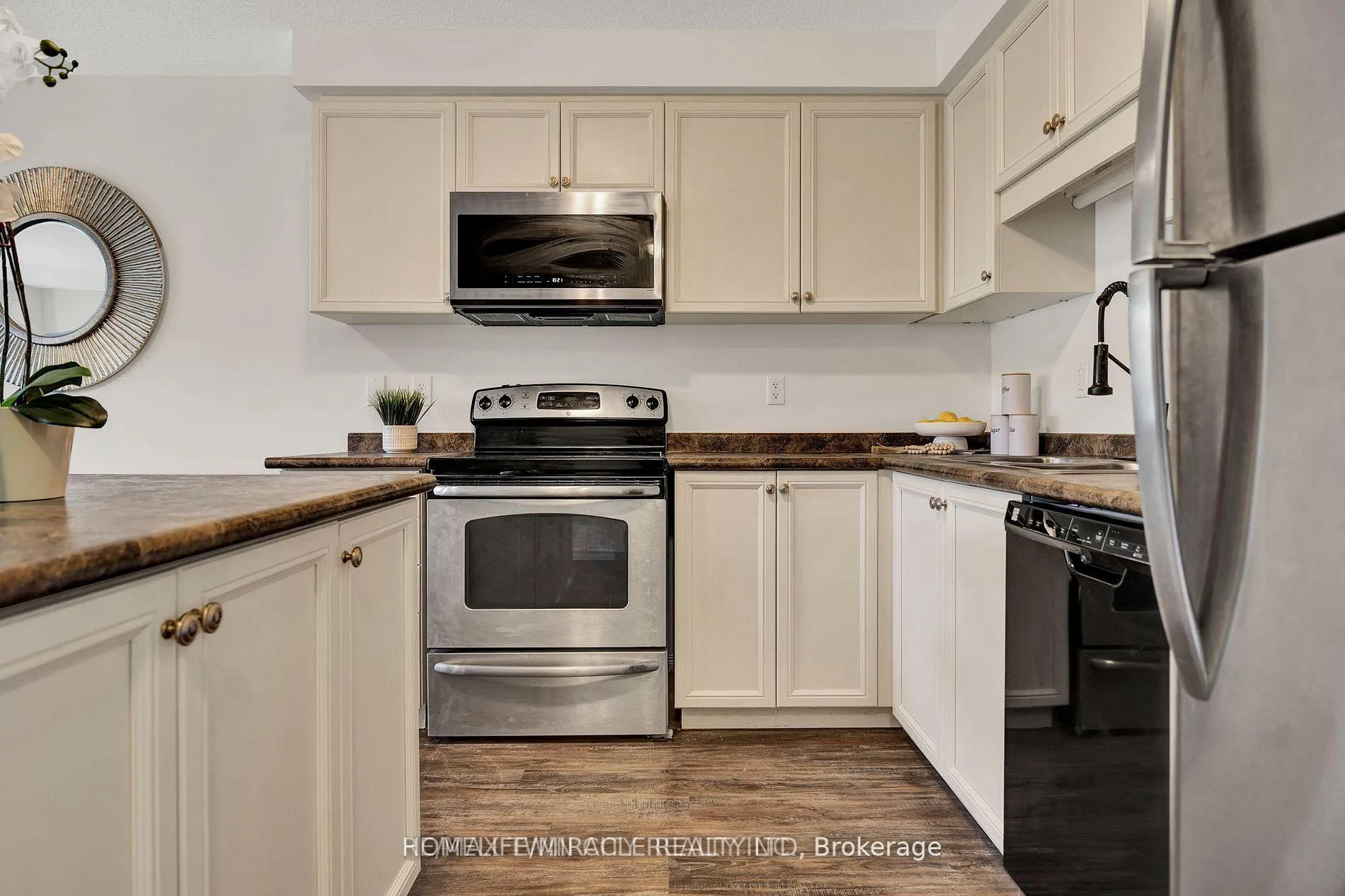 Photo 5 of 252 Countrystone Crescent, Kitchener, Highland West — HOMEH