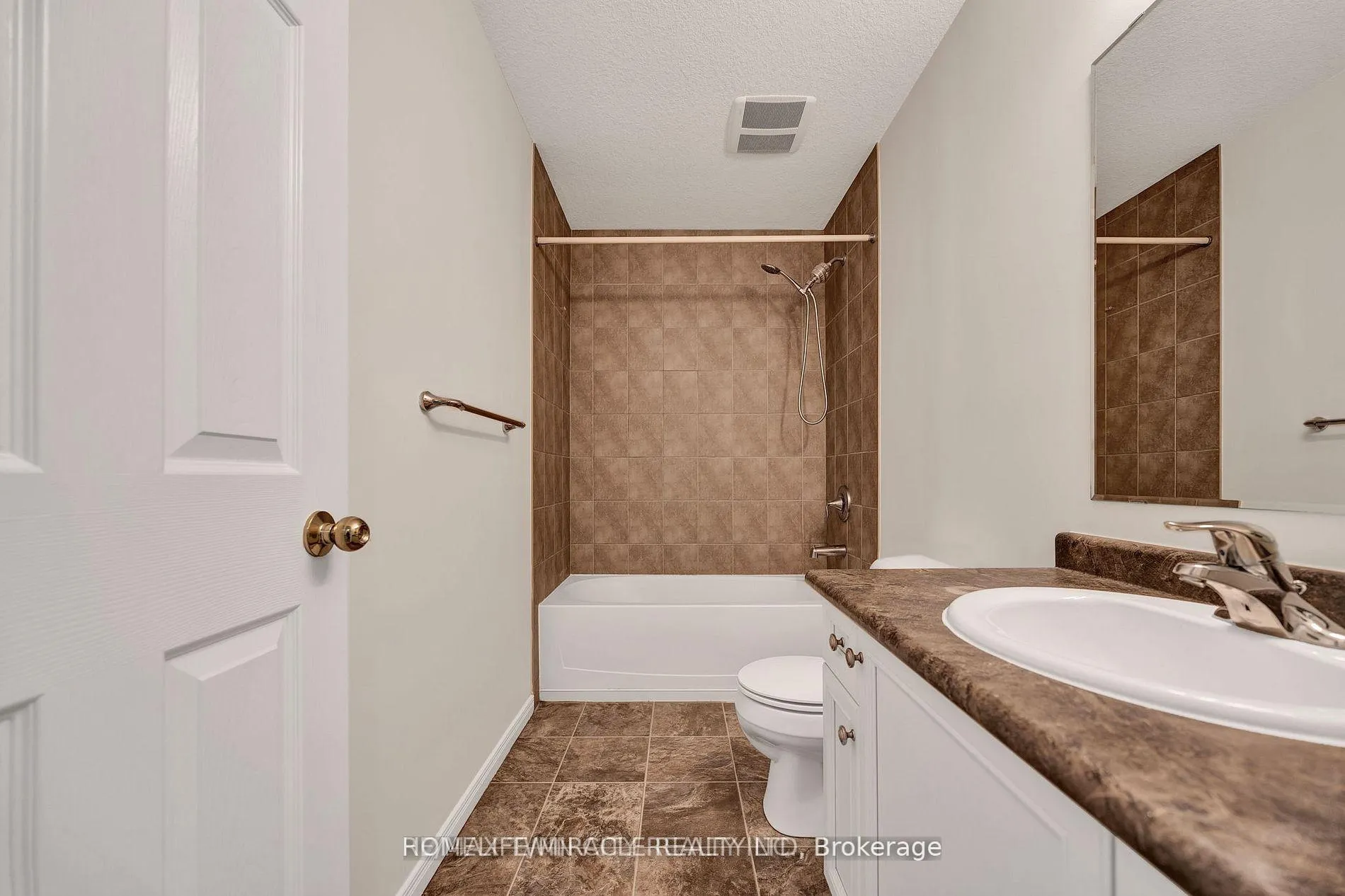 Photo 8 of 252 Countrystone Crescent, Kitchener, Highland West — HOMEH