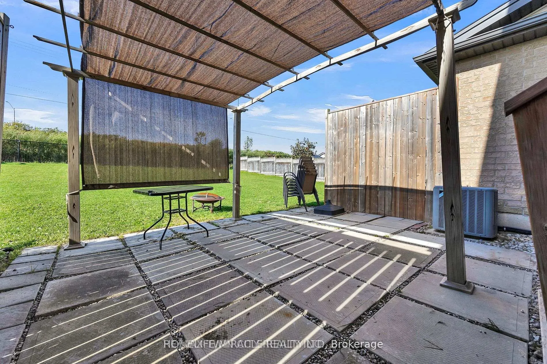 Photo 10 of 252 Countrystone Crescent, Kitchener, Highland West — HOMEH