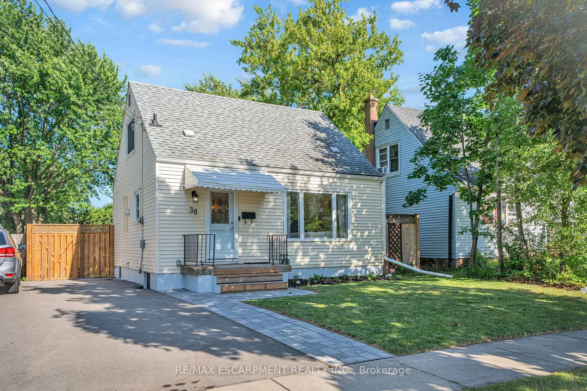 Photo 2 of 38 Eastvale Place, Hamilton, McQuesten — HOMEH