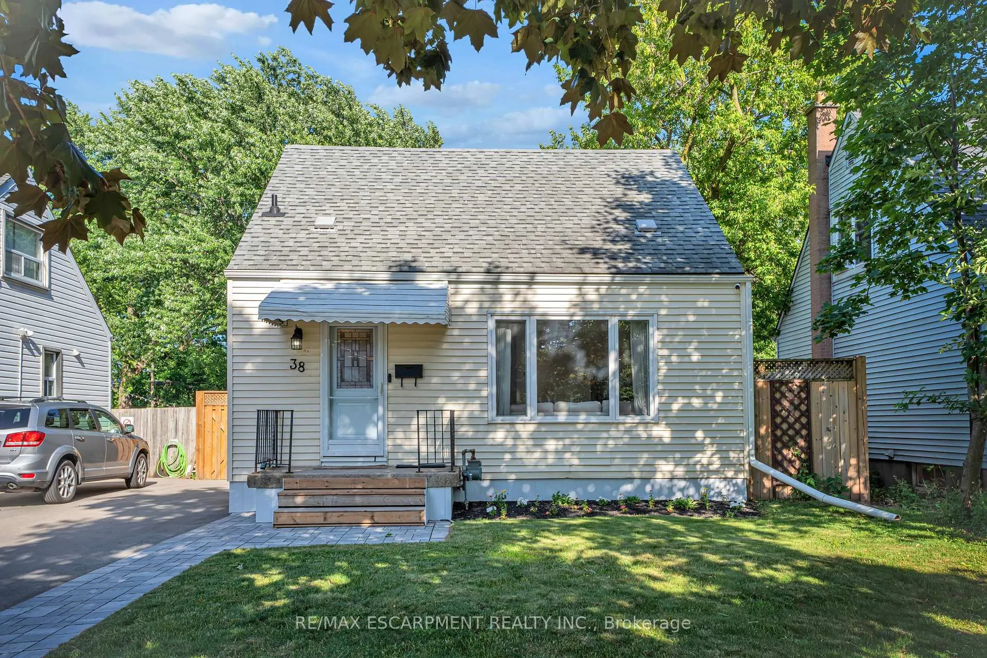 Photo 3 of 38 Eastvale Place, Hamilton, McQuesten — HOMEH