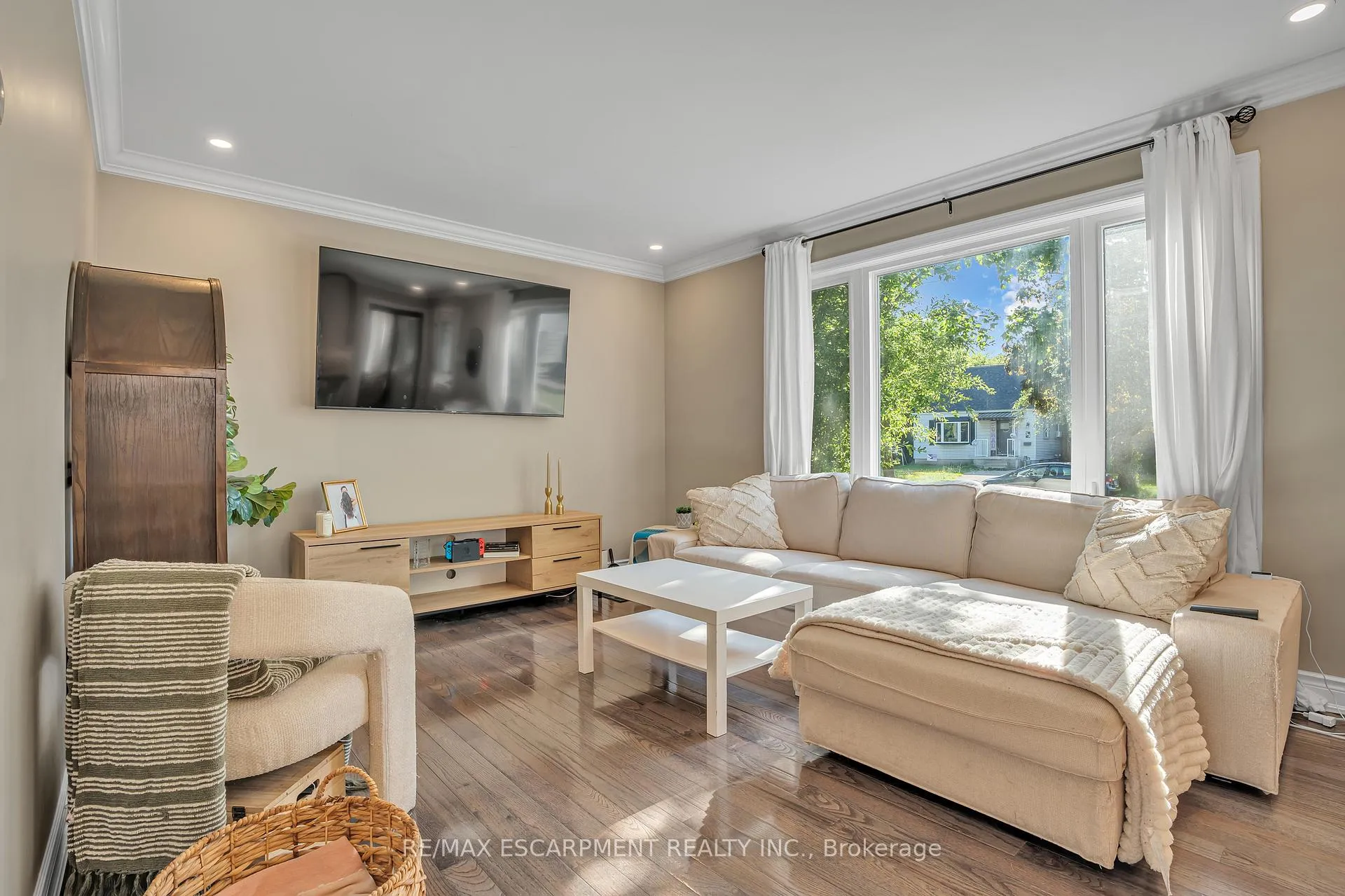 Photo 7 of 38 Eastvale Place, Hamilton, McQuesten — HOMEH
