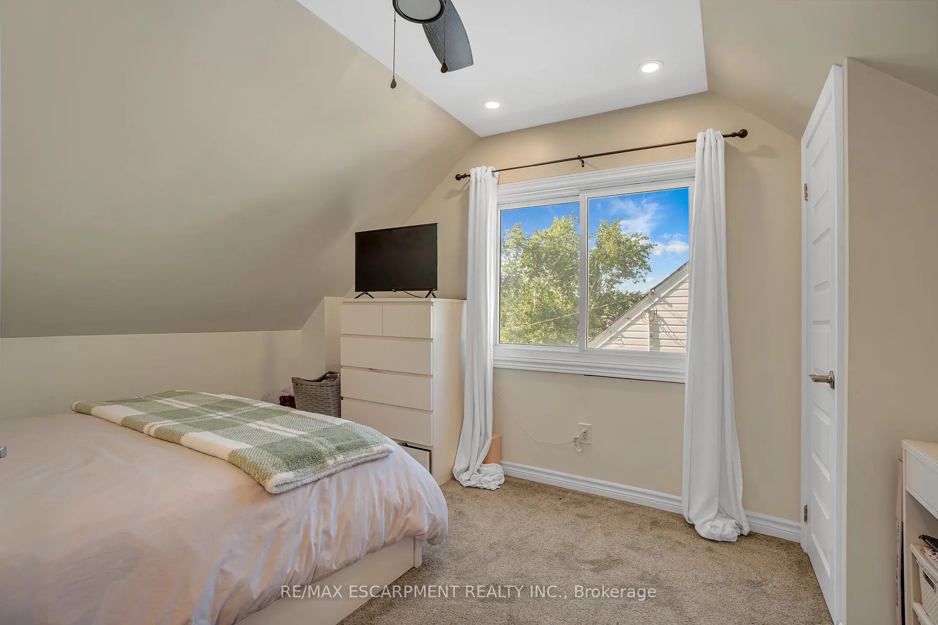 Photo 16 of 38 Eastvale Place, Hamilton, McQuesten — HOMEH