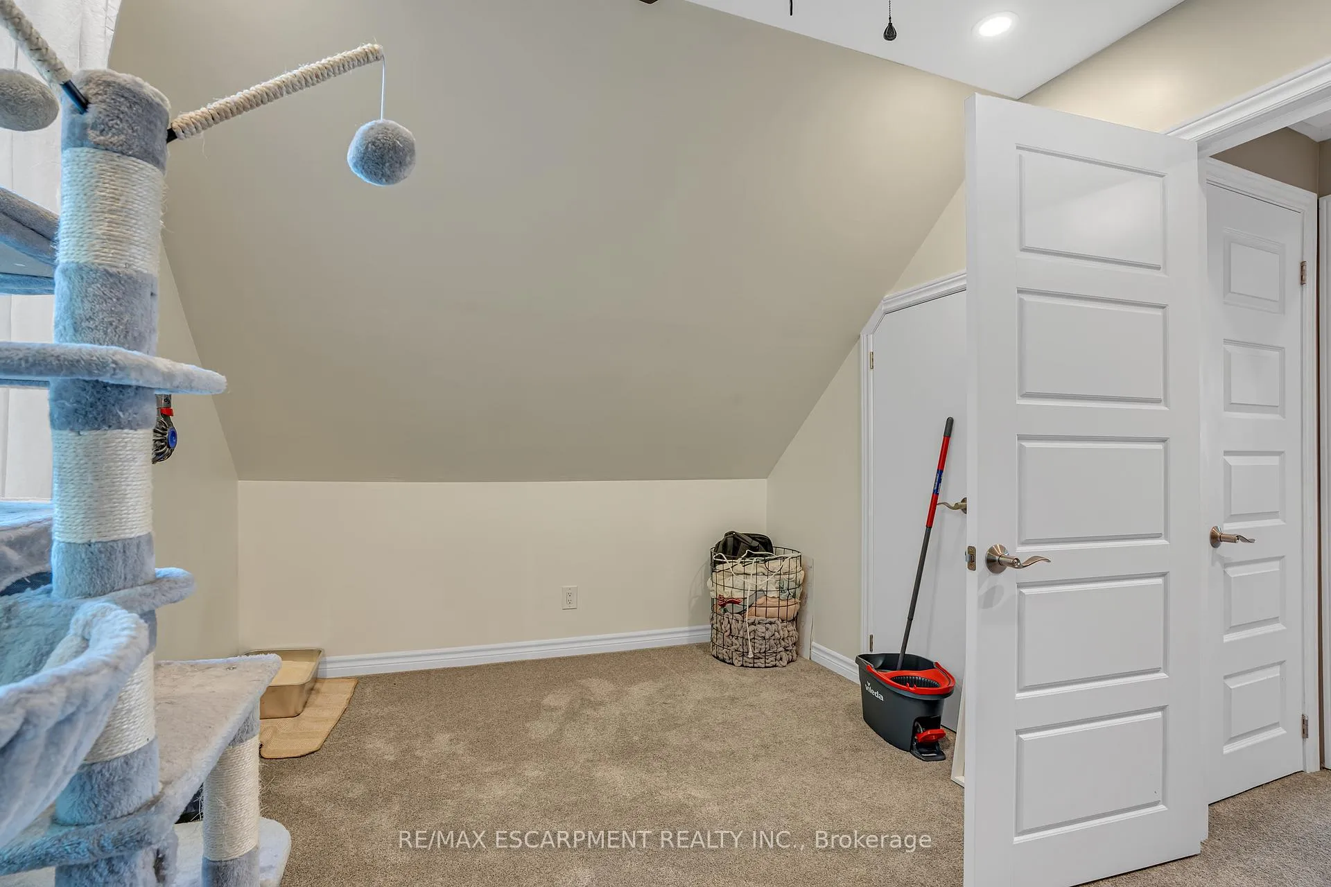 Photo 19 of 38 Eastvale Place, Hamilton, McQuesten — HOMEH